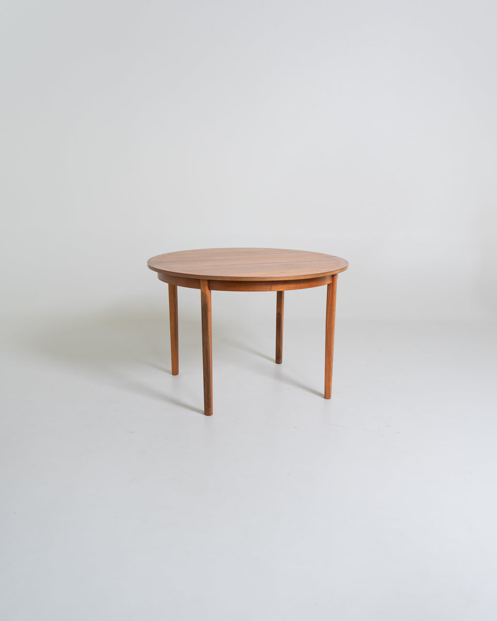Tavolo scandinavo in noce con un'allunga
