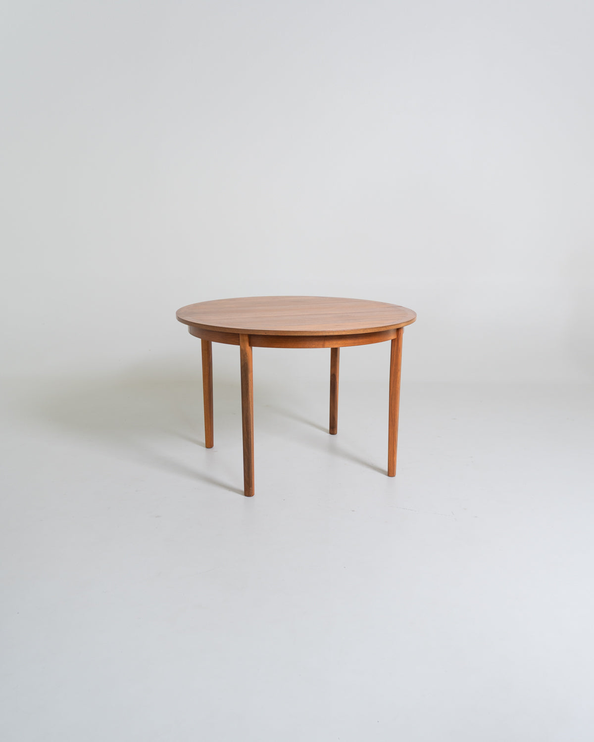 Tavolo scandinavo in noce con un'allunga