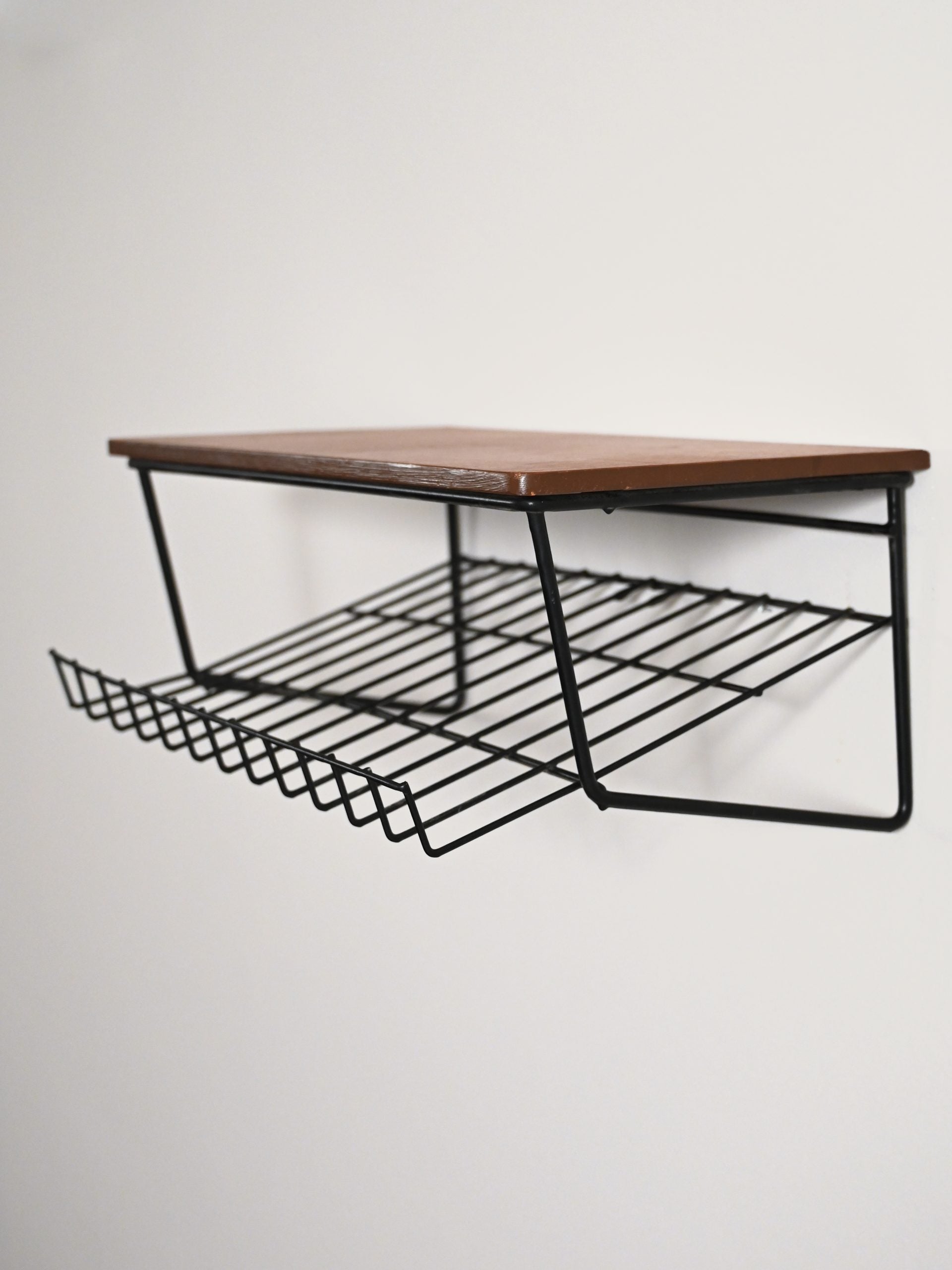 Comodino sospeso svedese in teak e metallo anni '50 2