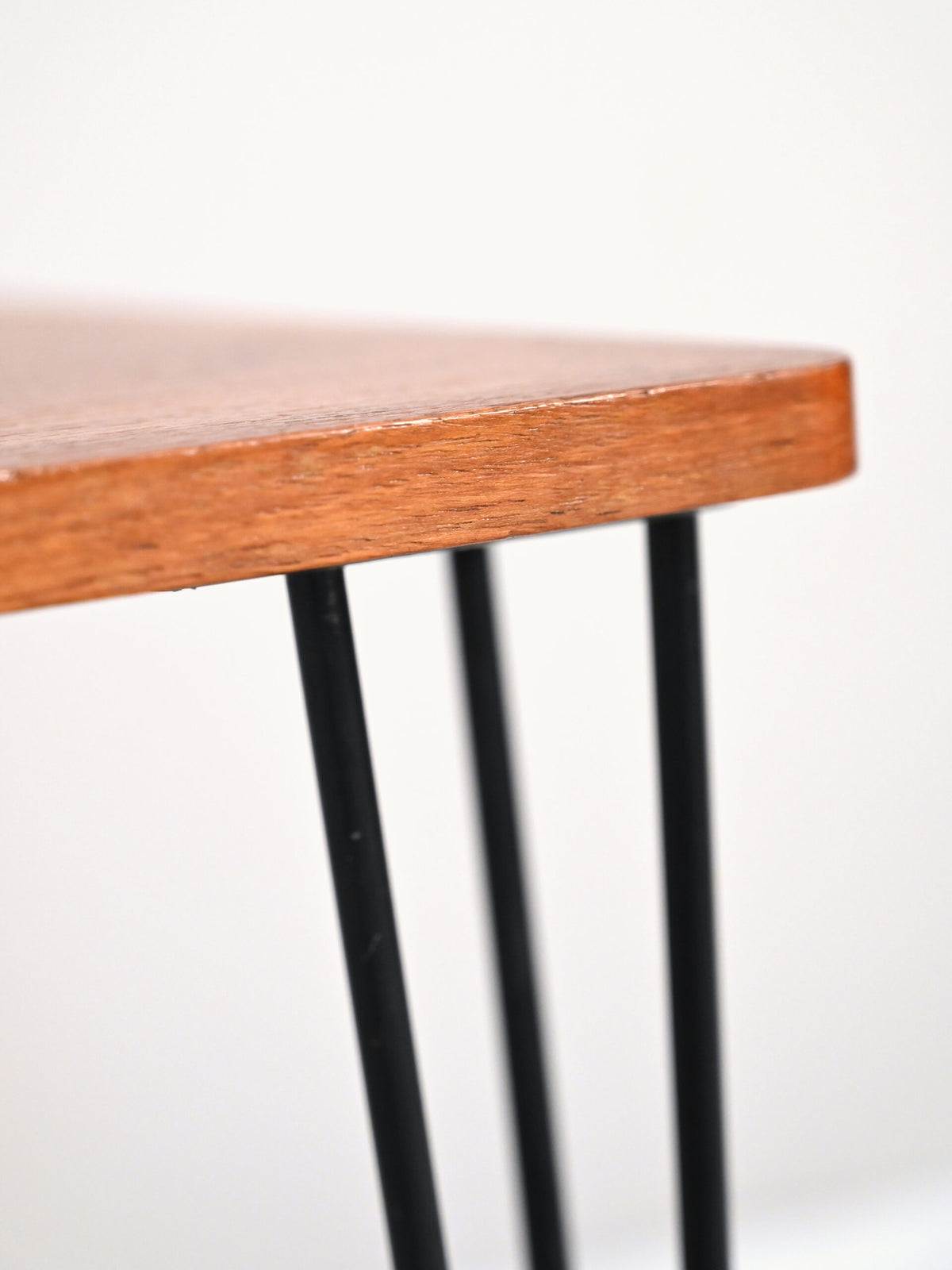 Tavolino scandinavo vintage con struttura in metallo