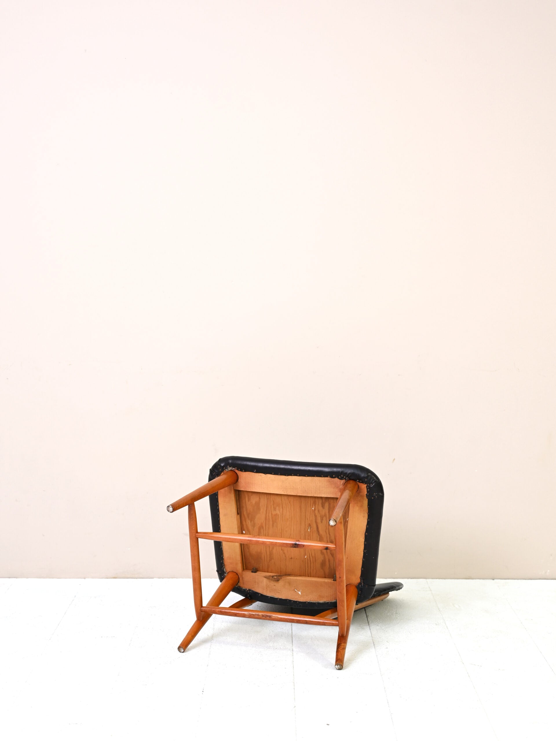 Sedia vintage scandinava in similpelle nera 12