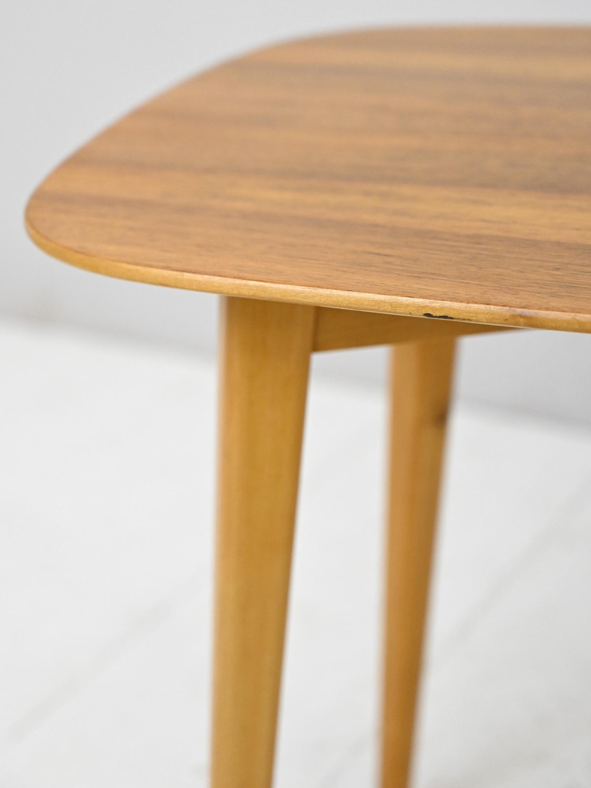 Tavolini scandinavi ovali di modernariato