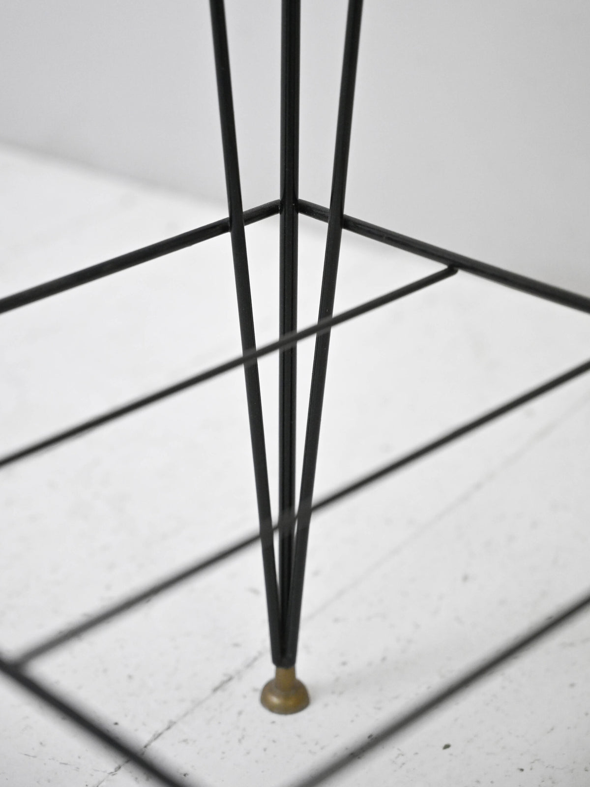 Tavolino scandinavo in teak e metallo