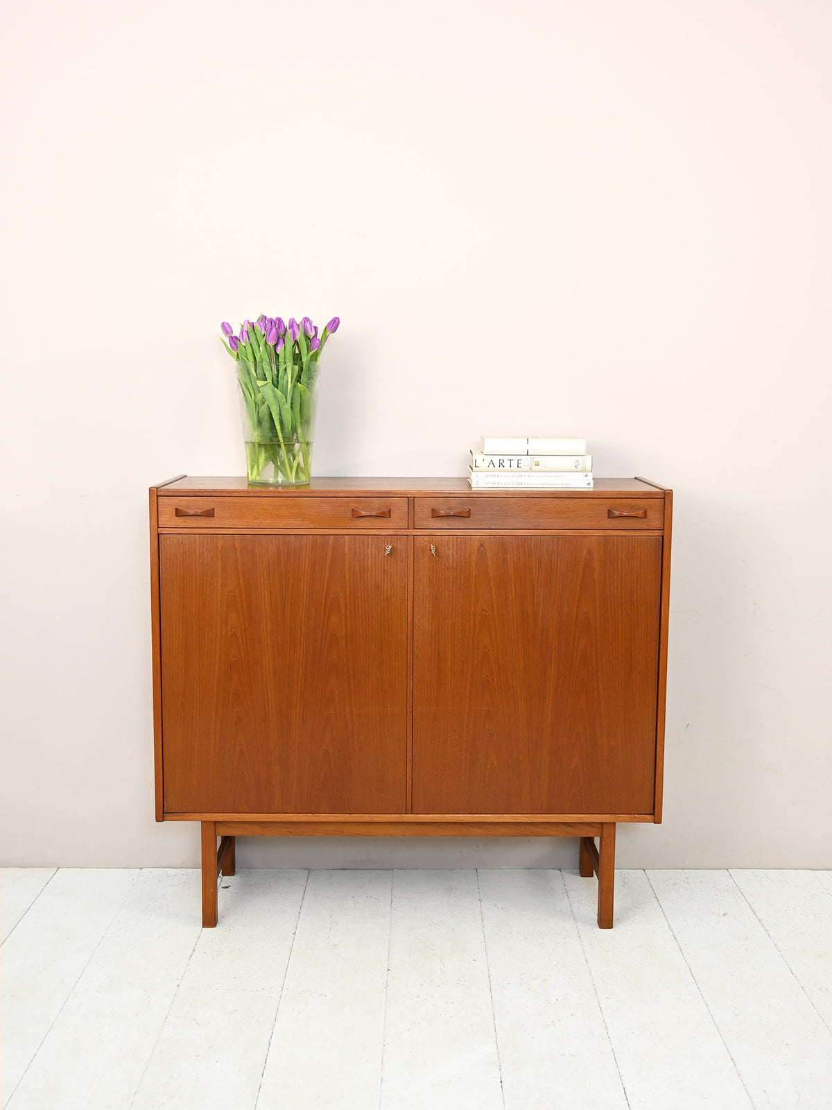 Credenza vintage scandinava con cassetti