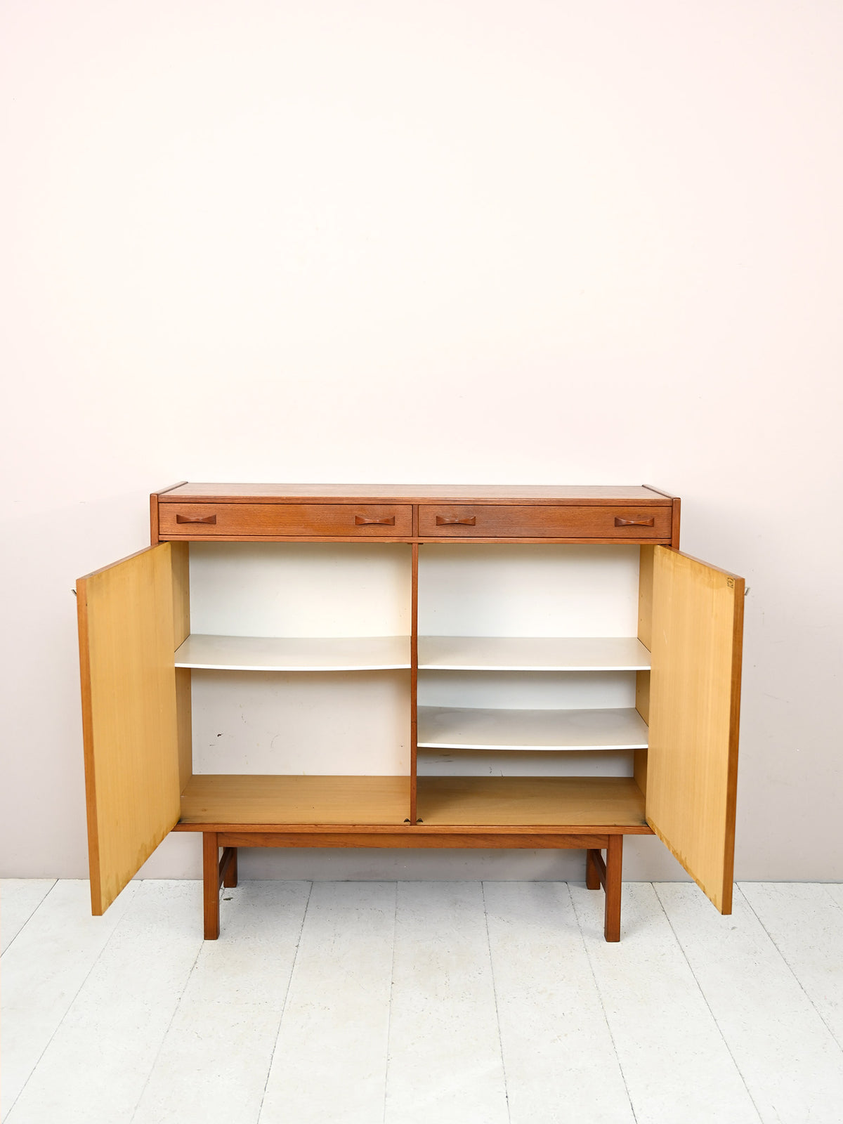 Credenza vintage scandinava con cassetti