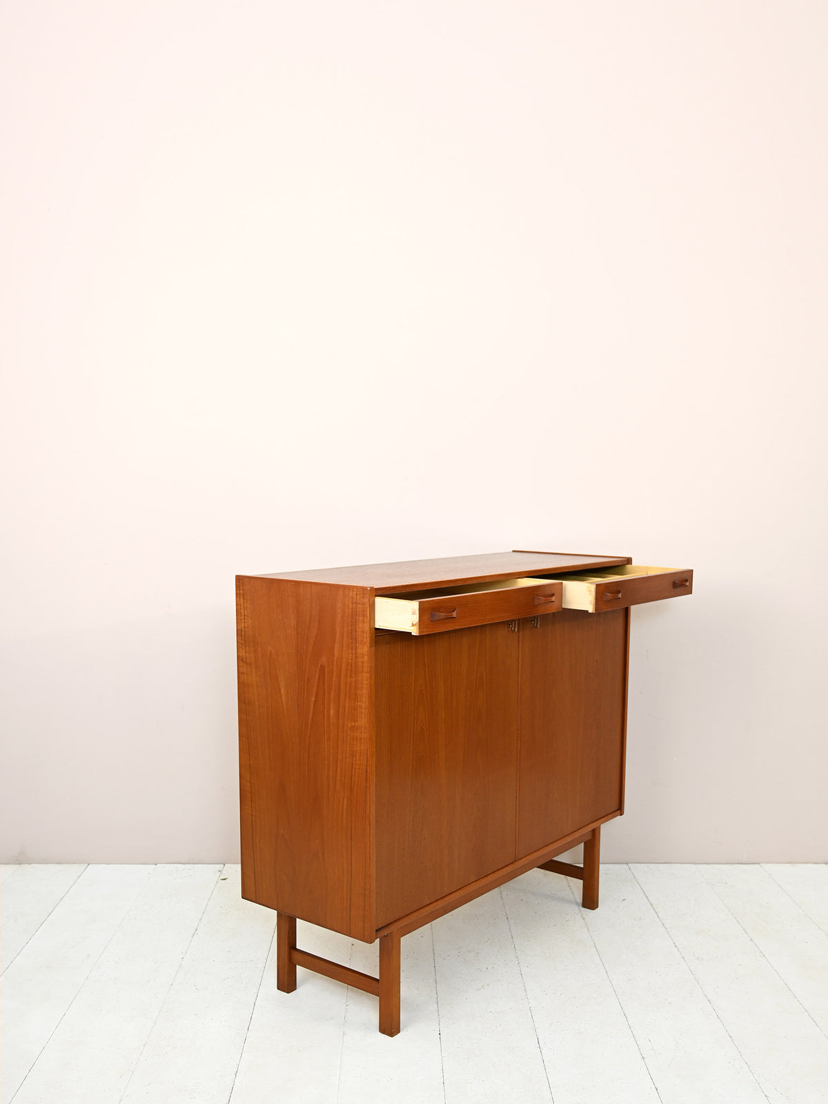 Credenza vintage scandinava con cassetti