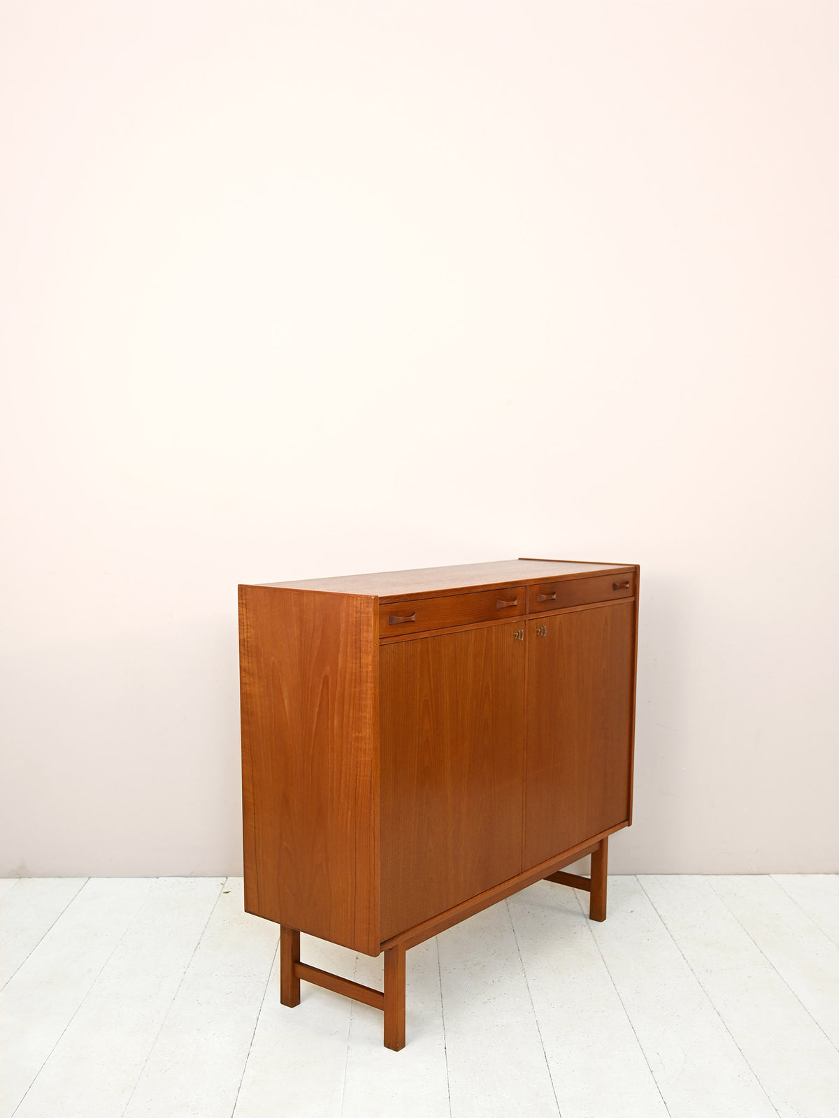 Credenza vintage scandinava con cassetti