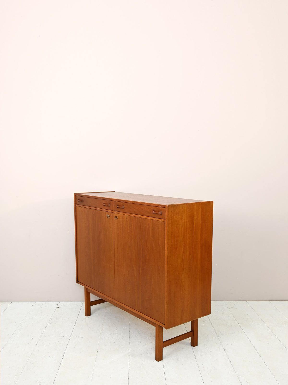 Credenza vintage scandinava con cassetti