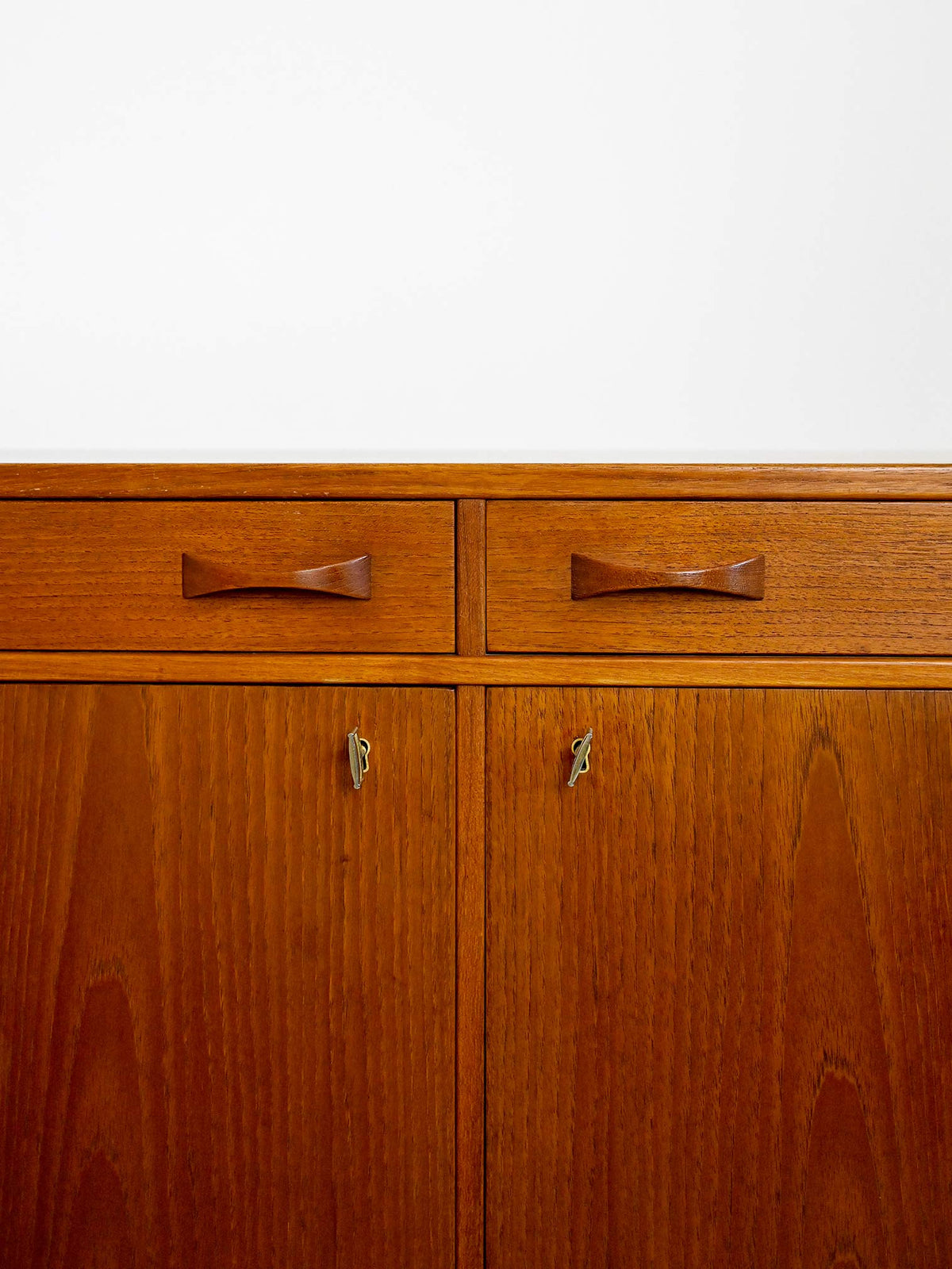 Credenza vintage scandinava con cassetti