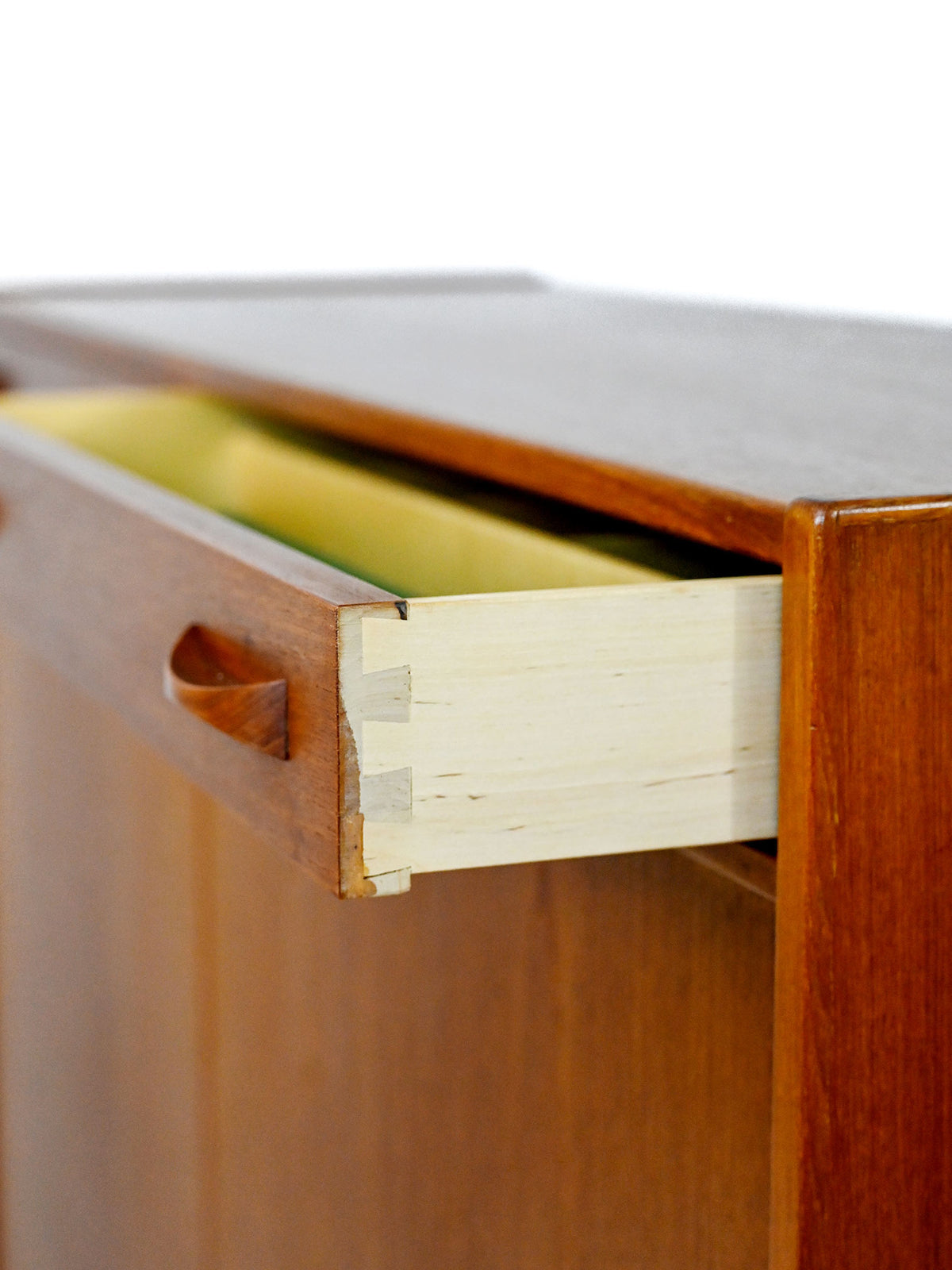 Credenza vintage scandinava con cassetti
