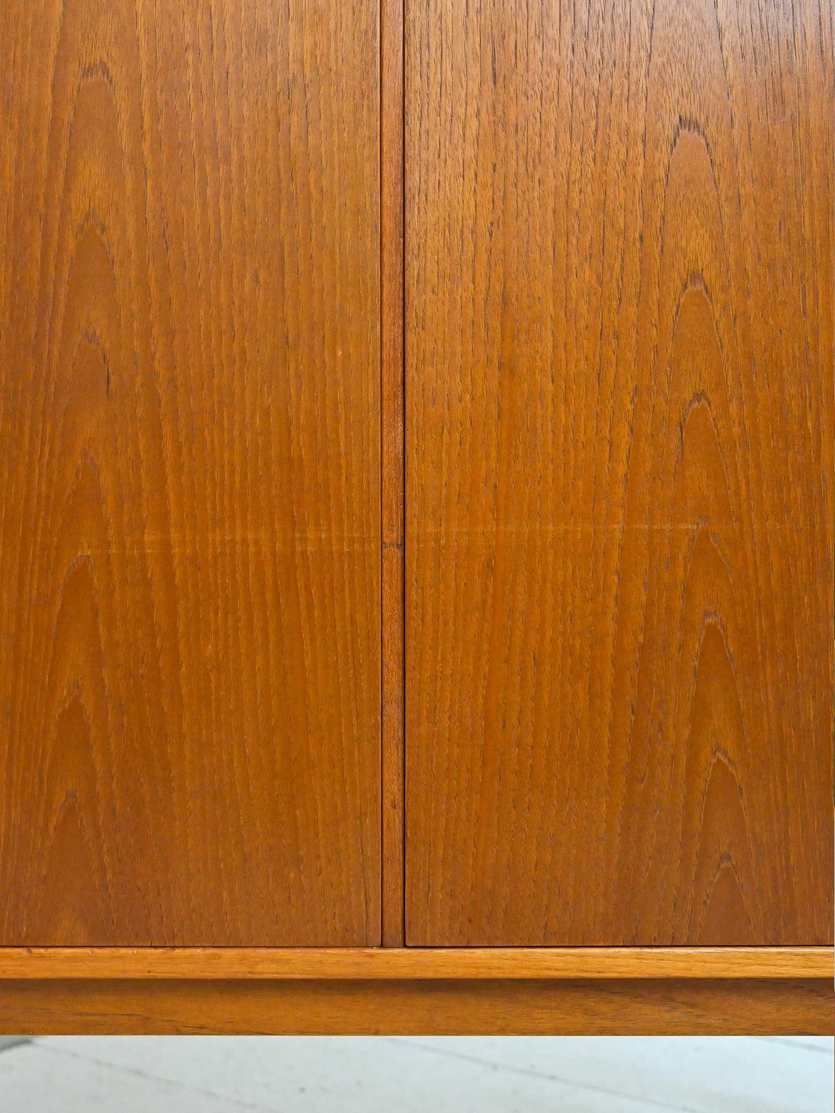 Credenza vintage scandinava con cassetti