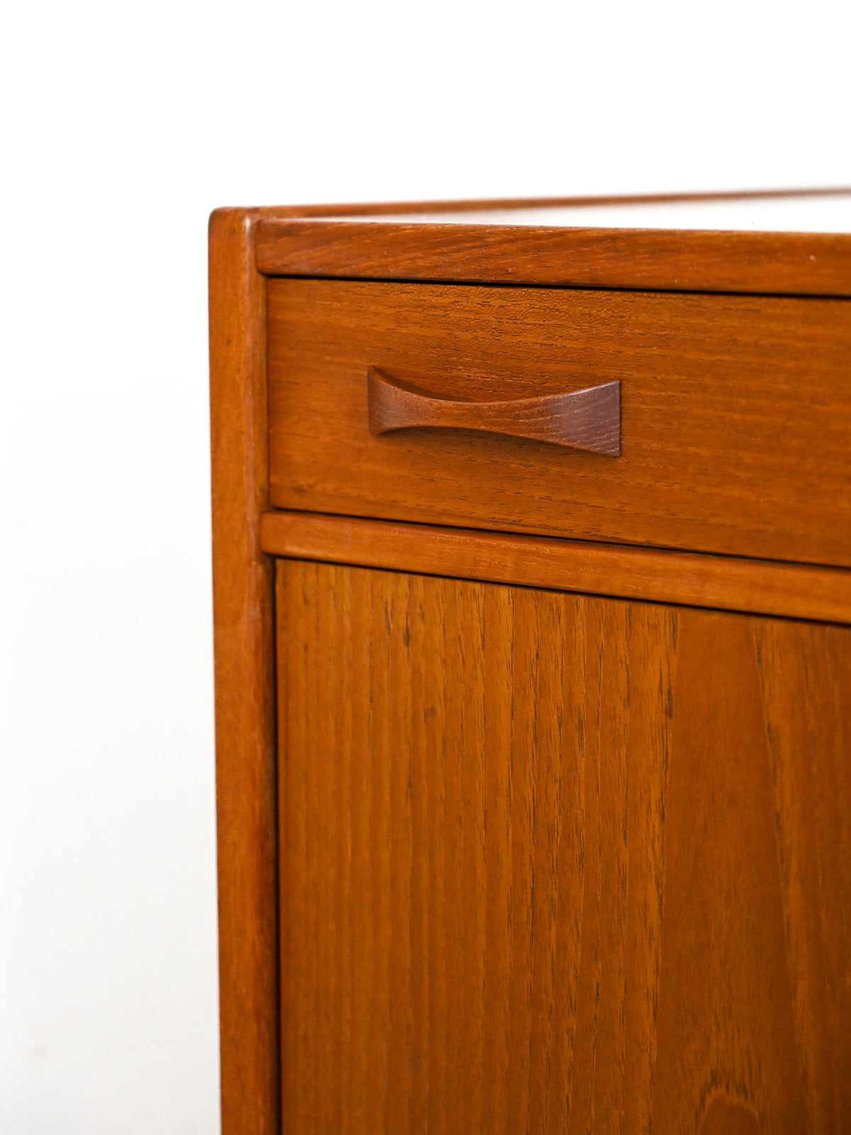 Credenza vintage scandinava con cassetti