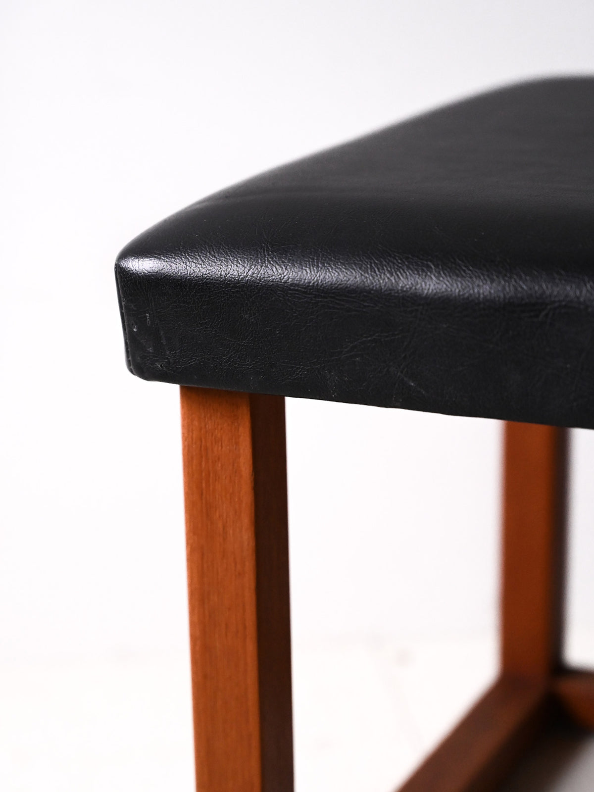 Sgabello scandinavo in teak anni '60 – Seduta in ecopelle