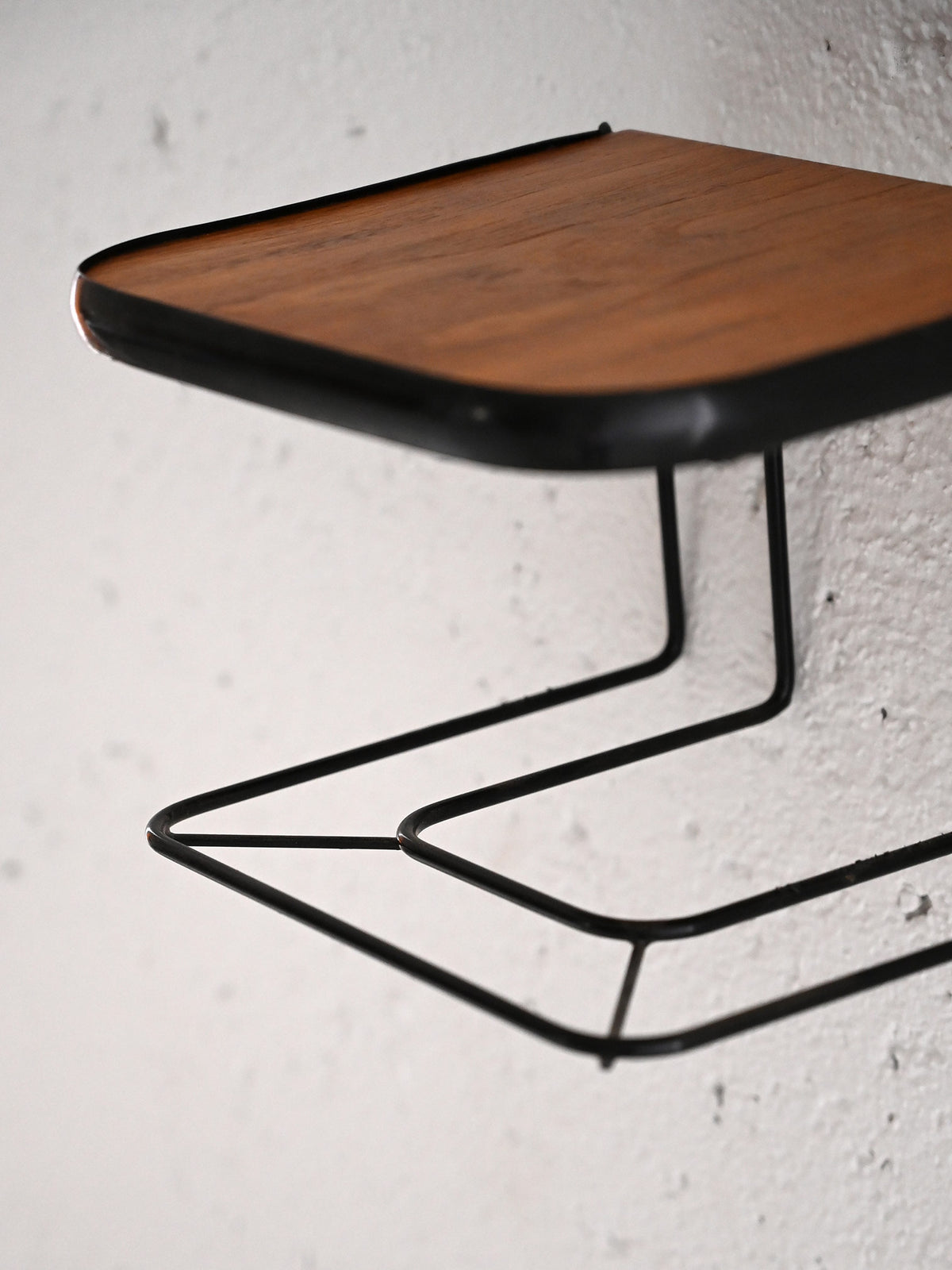 Comodino sospeso in teak e metallo