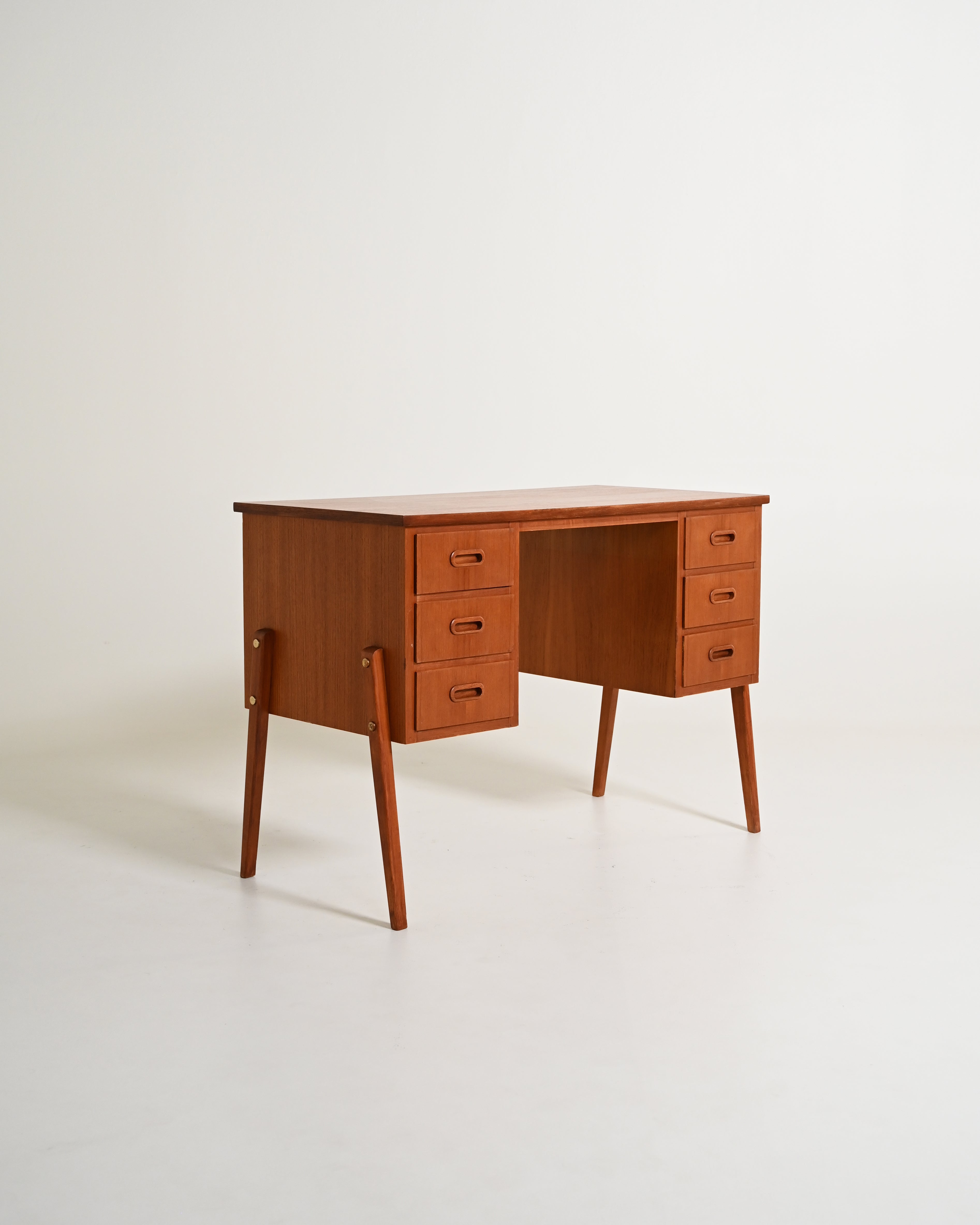 Scrivania scandinava in teak con sei cassetti, anni '60