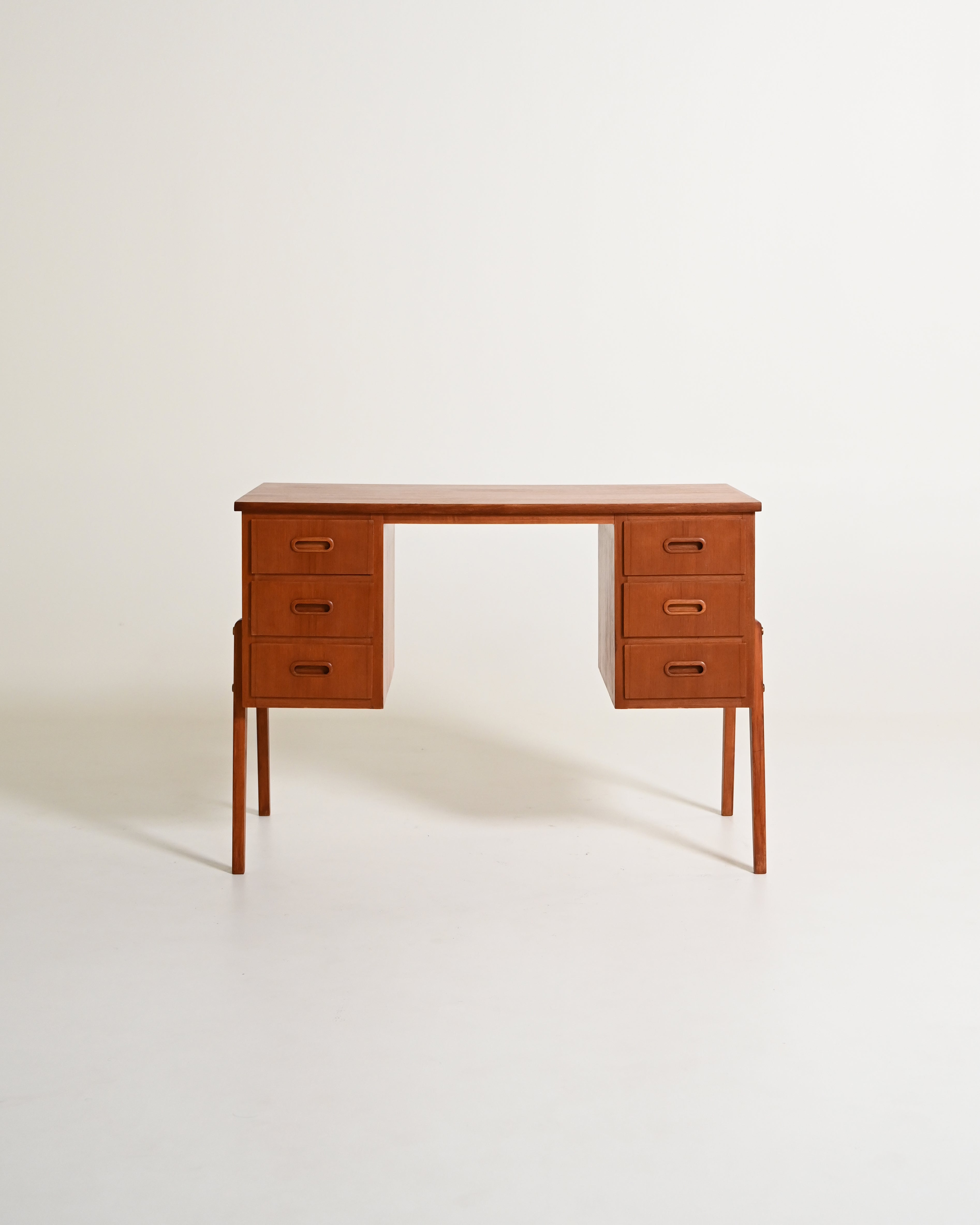 Scrivania scandinava in teak con sei cassetti, anni '60