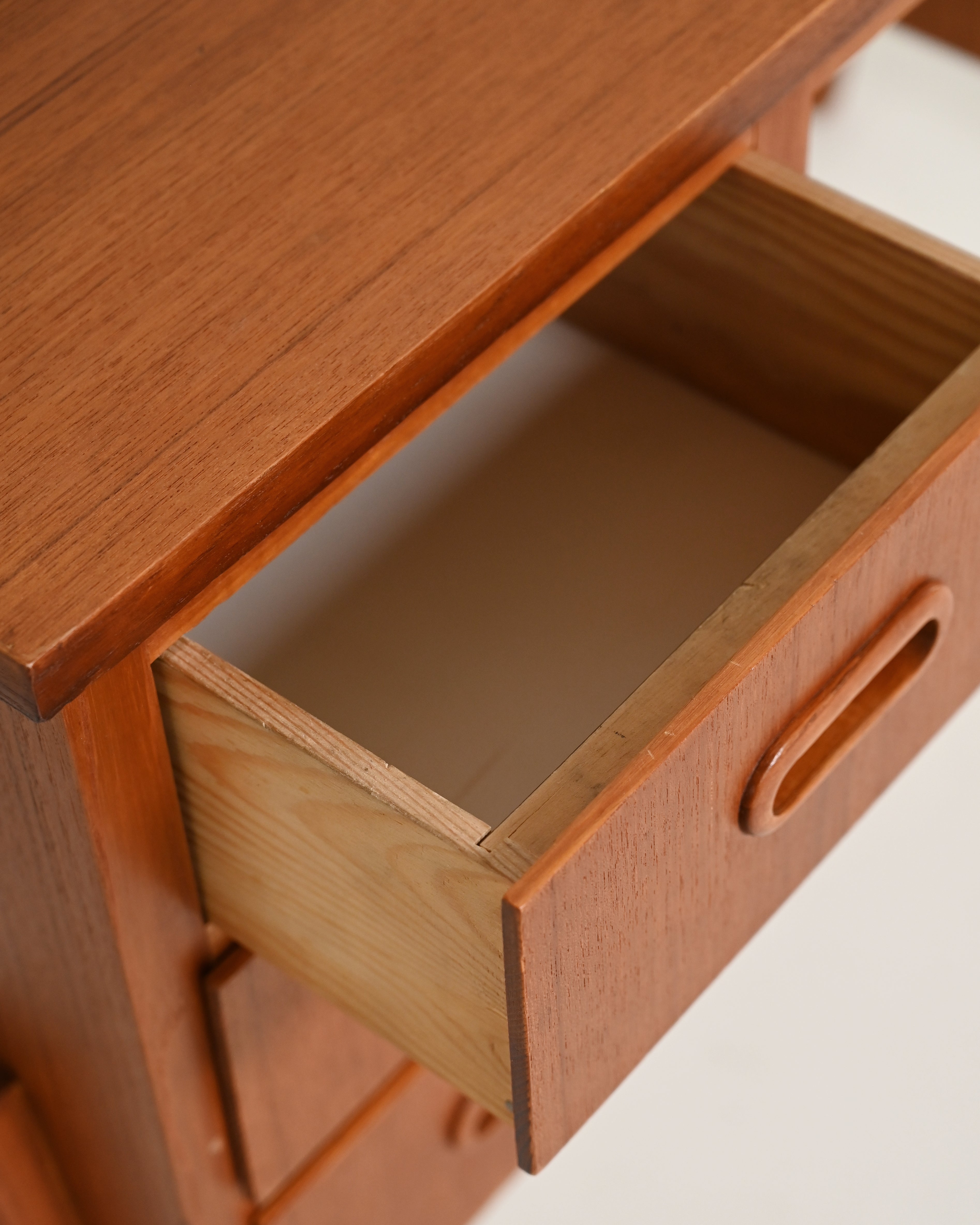 Scrivania scandinava in teak con sei cassetti, anni '60