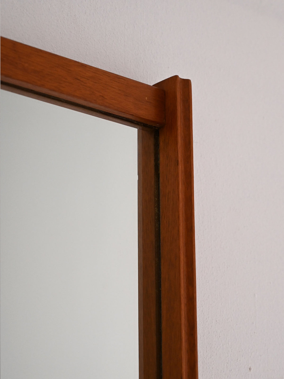 Specchio scandinavo vintage in teak scanalato