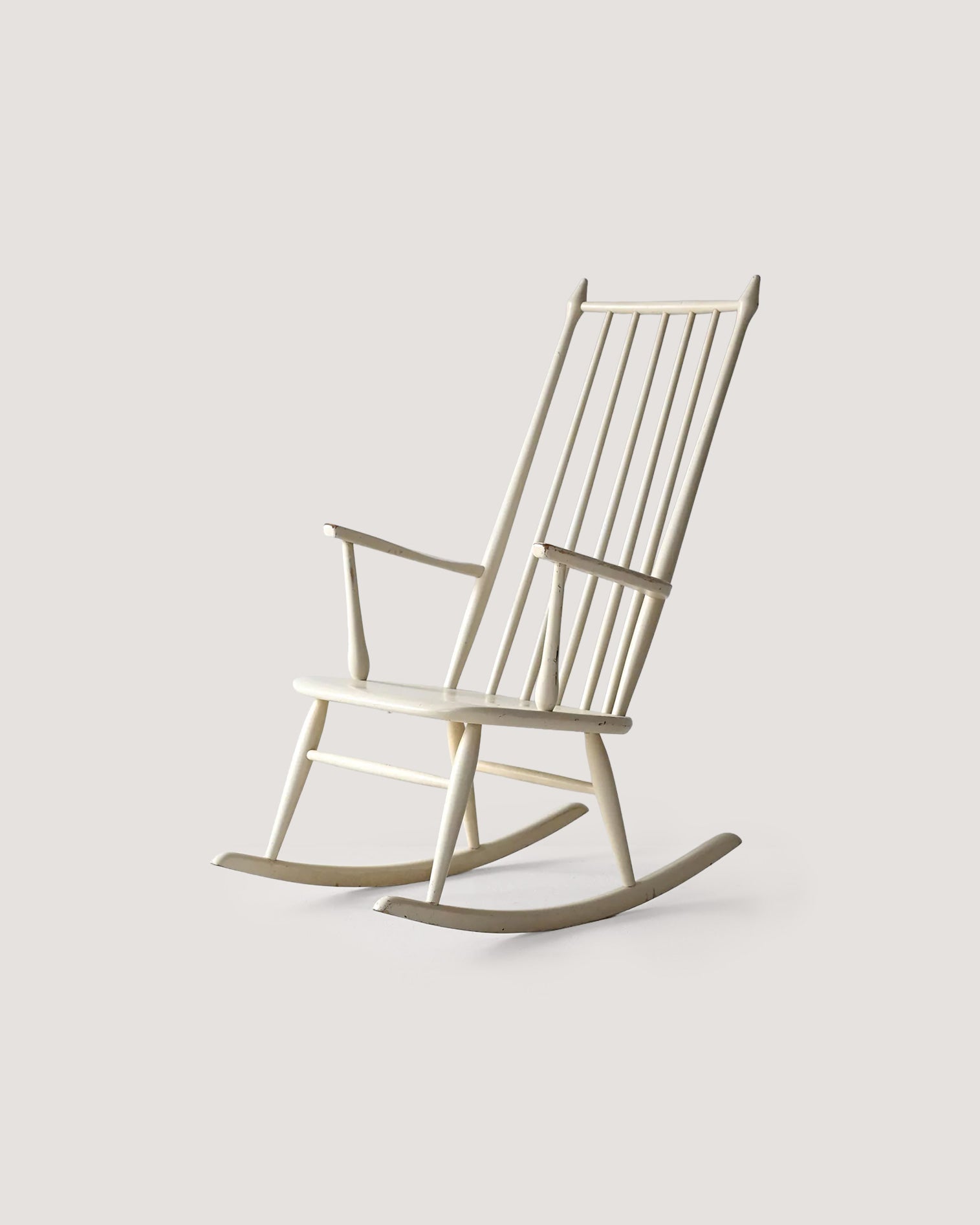 Sedia a dondolo scandinava vintage in legno laccato bianco