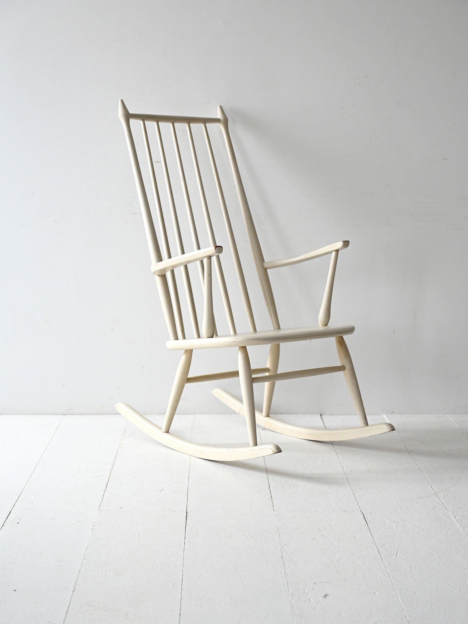 Sedia a dondolo scandinava vintage in legno laccato bianco 1