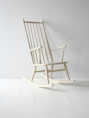 Sedia a dondolo scandinava vintage in legno laccato bianco 1
