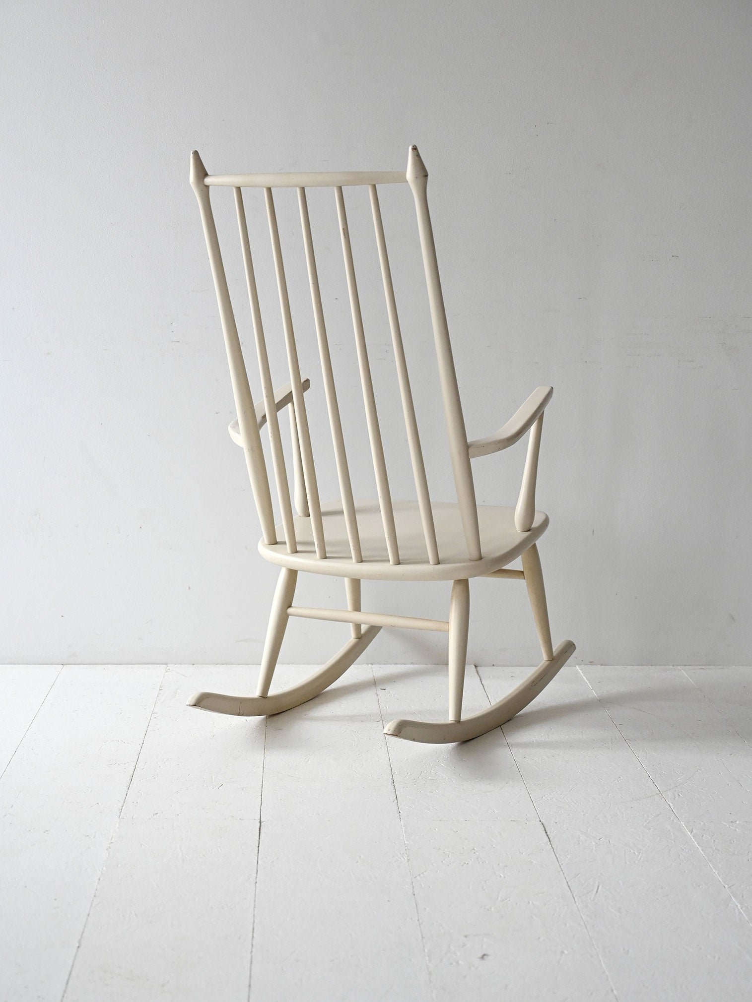 Sedia a dondolo scandinava vintage in legno laccato bianco 2
