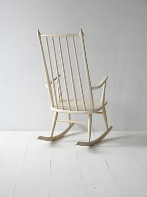Sedia a dondolo scandinava vintage in legno laccato bianco 2
