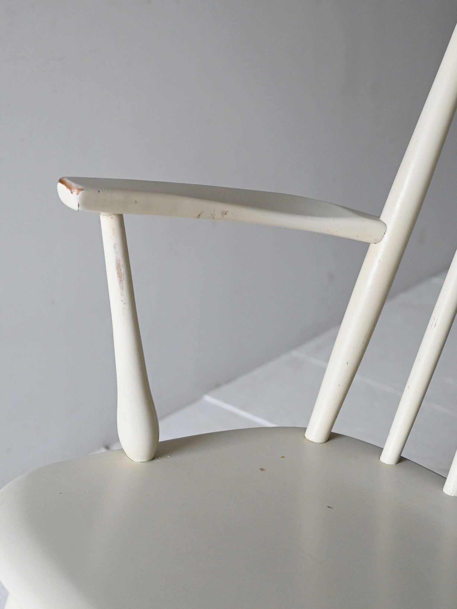 Sedia a dondolo scandinava vintage in legno laccato bianco 3