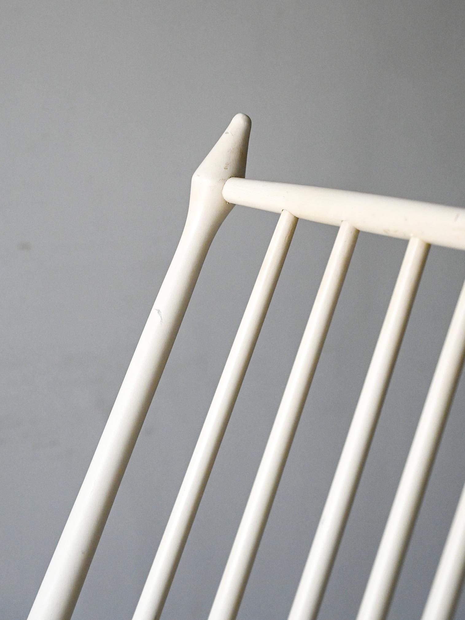 Sedia a dondolo scandinava vintage in legno laccato bianco 4