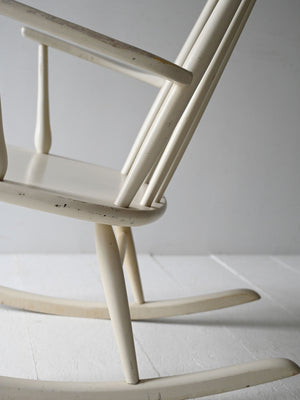 Sedia a dondolo scandinava vintage in legno laccato bianco 5