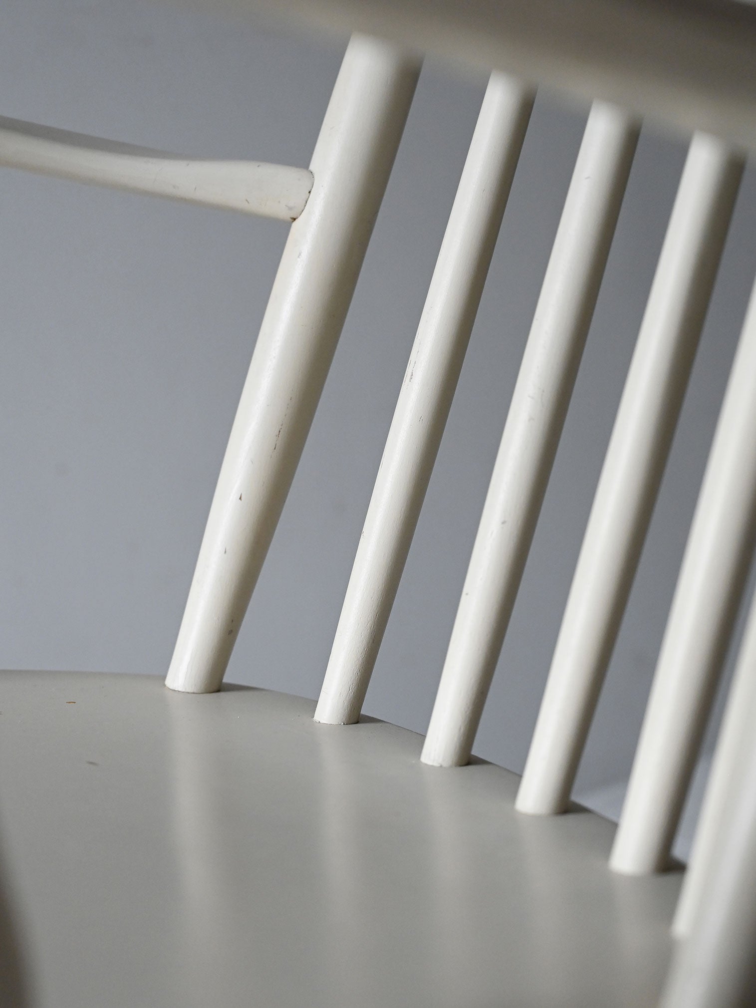 Sedia a dondolo scandinava vintage in legno laccato bianco 6