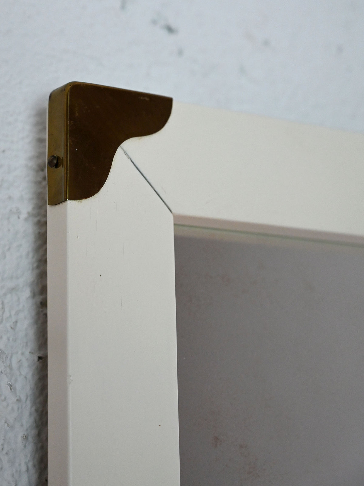 Specchio Scandinavo Vintage Anni '50 Laccato Bianco con Angoli in Ottone