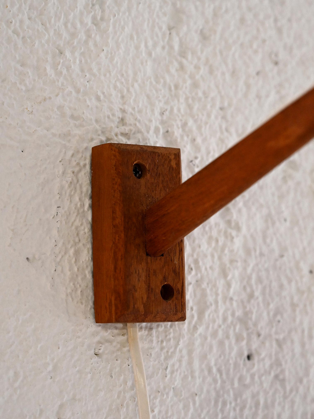 Lampada scandinava con braccio in teak