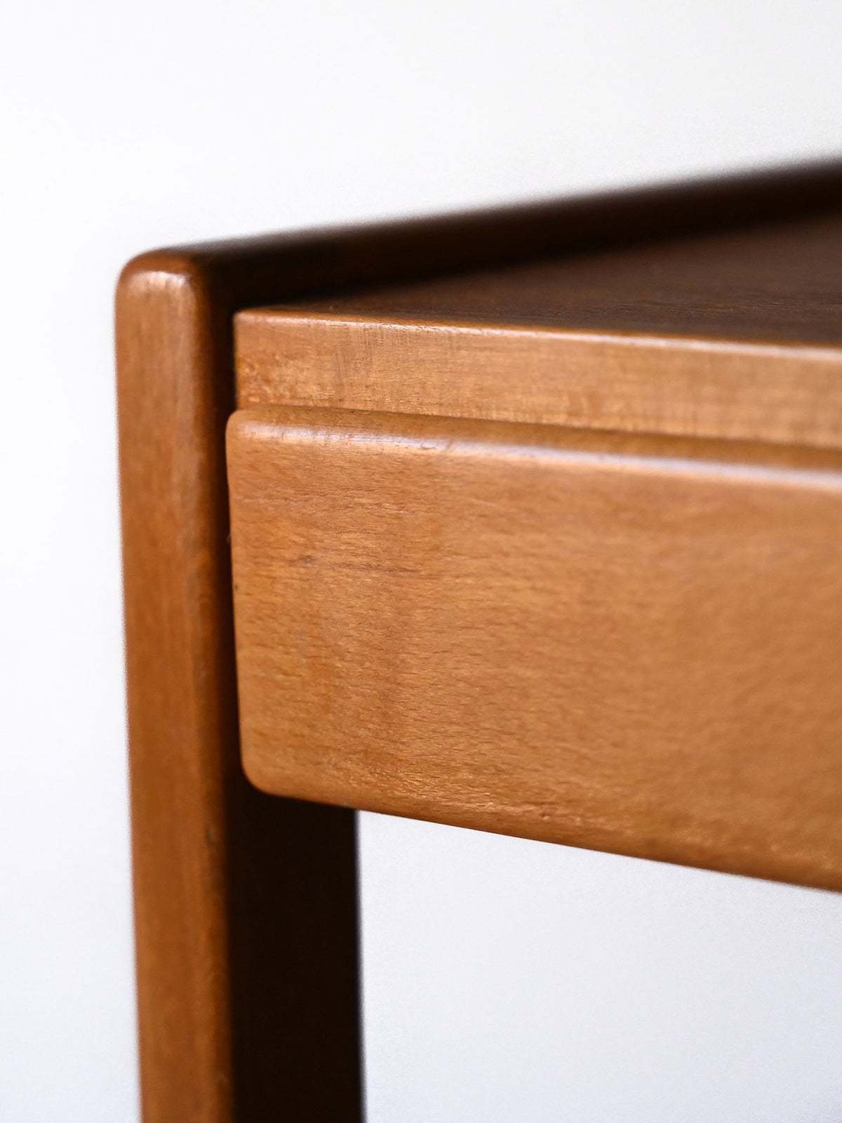 Comodino scandinavo in teak