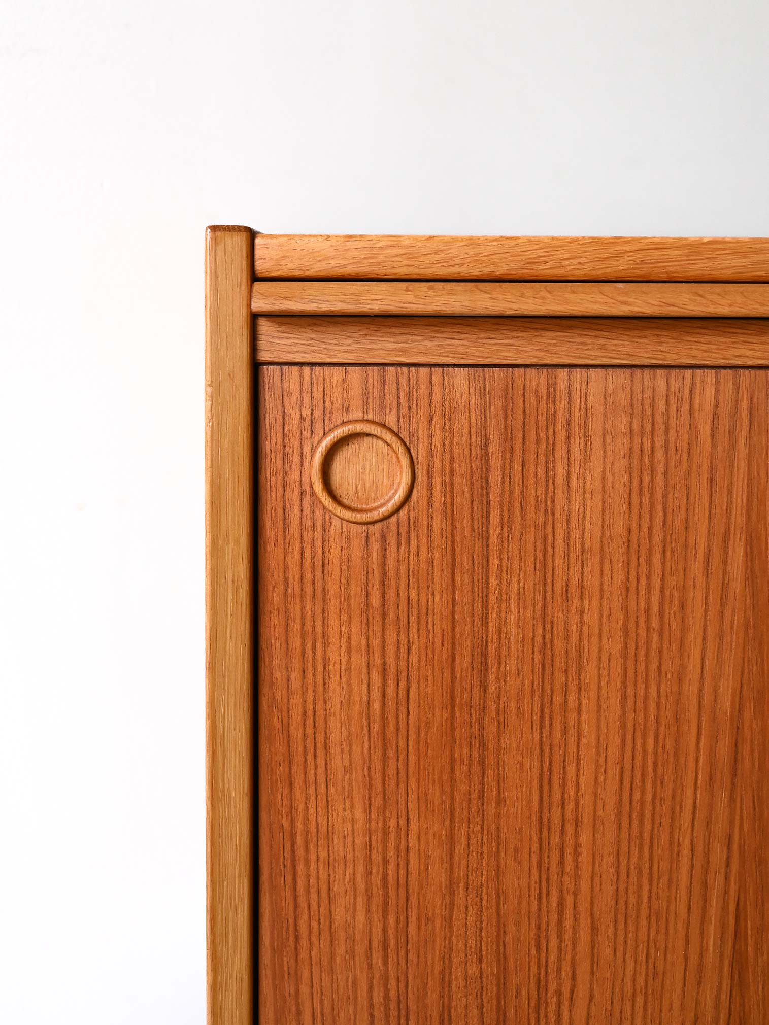 Sideboard scandinavo teak con dettagli neri