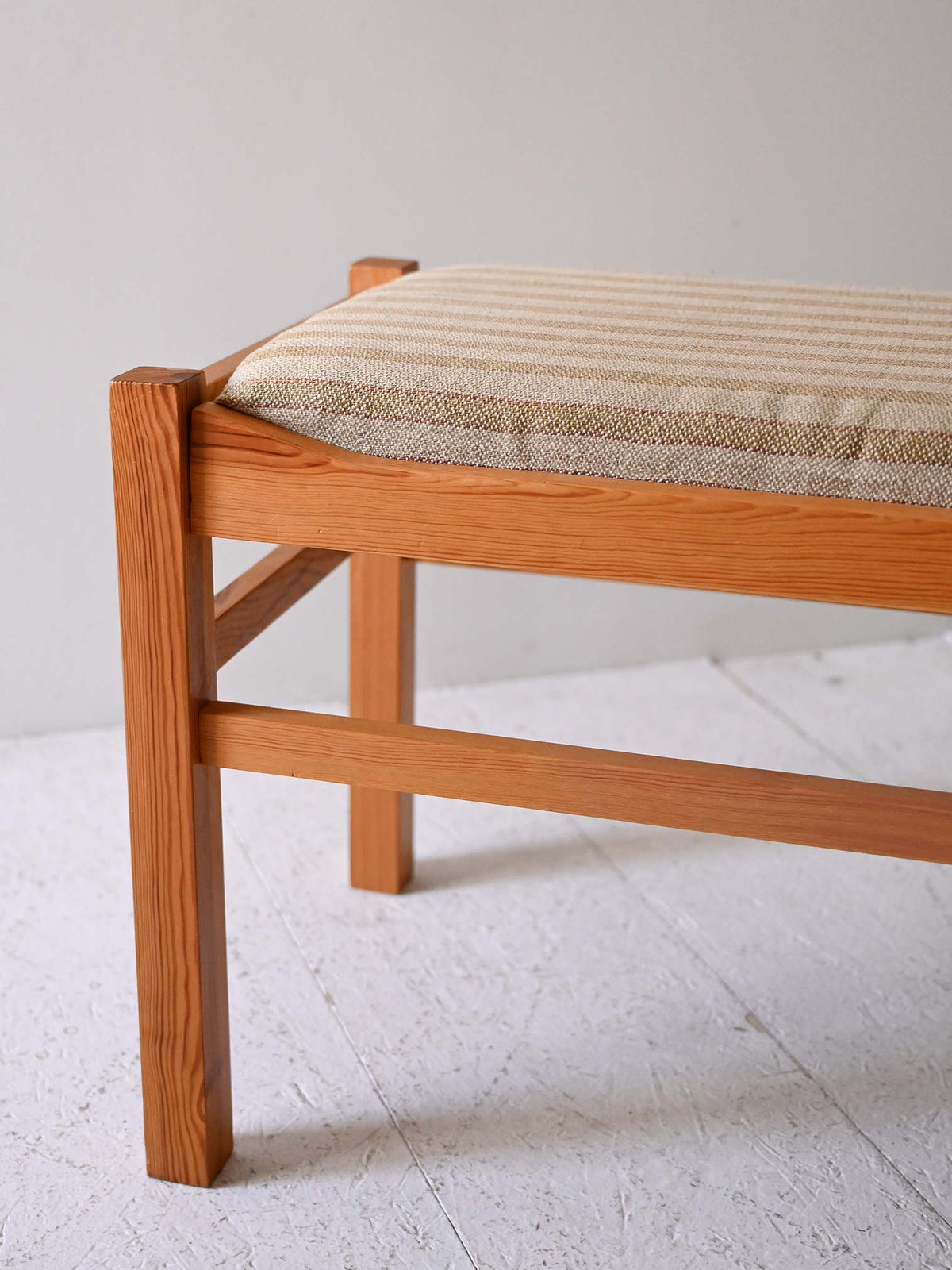Sgabello poggiapiedi scandinavo in rovere