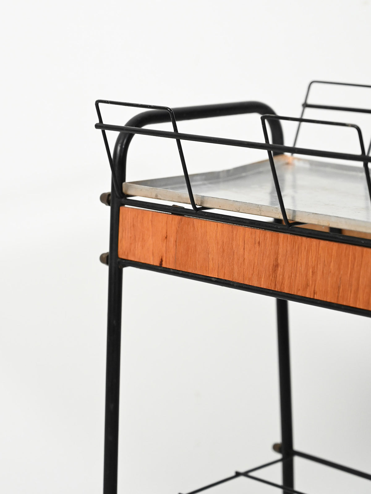 Portafiori scandinavo in metallo nero e teak