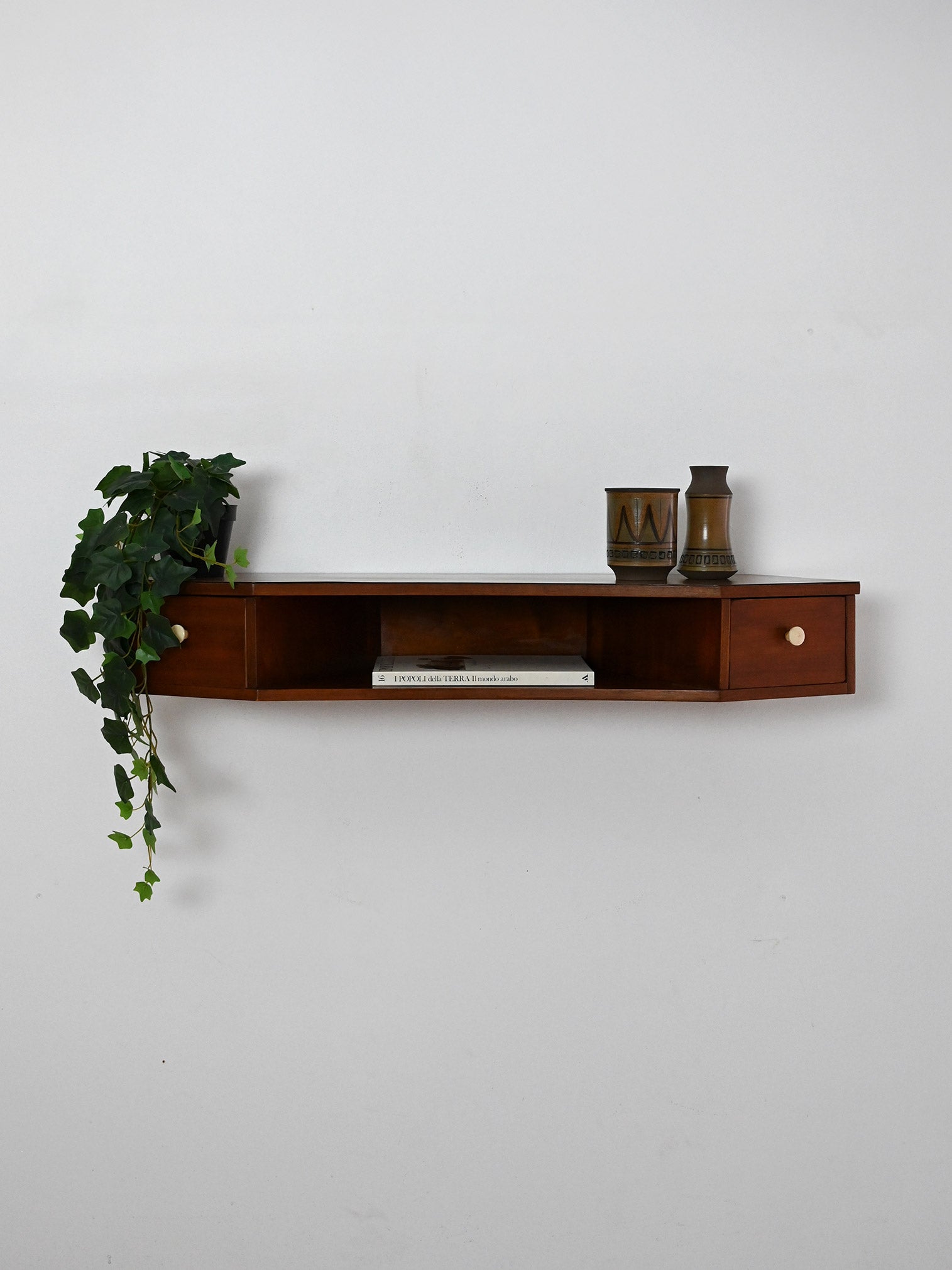 Comodino da parete scandinavo in mogano con pomelli in bachelite
