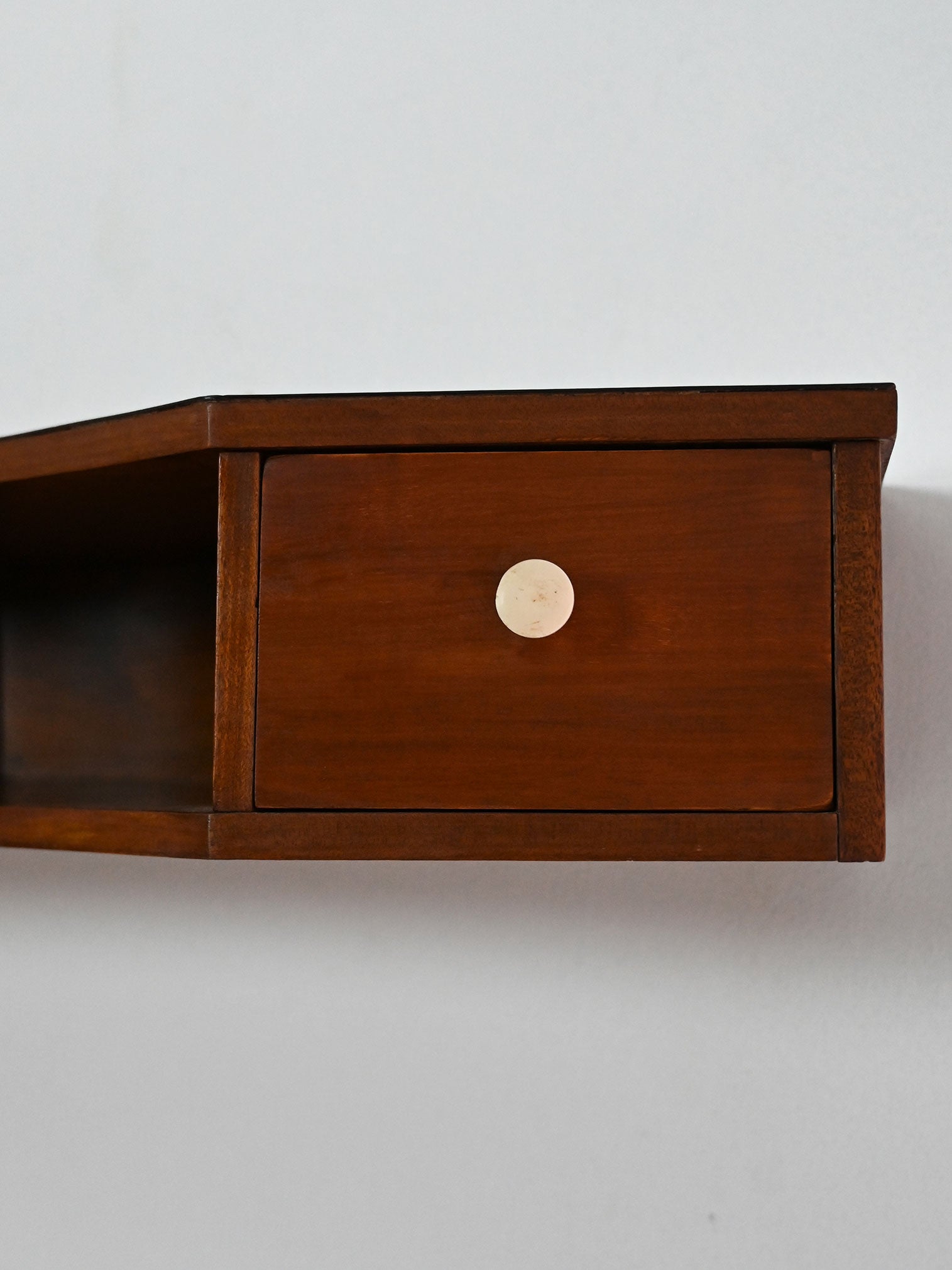 Comodino da parete scandinavo in mogano con pomelli in bachelite 4