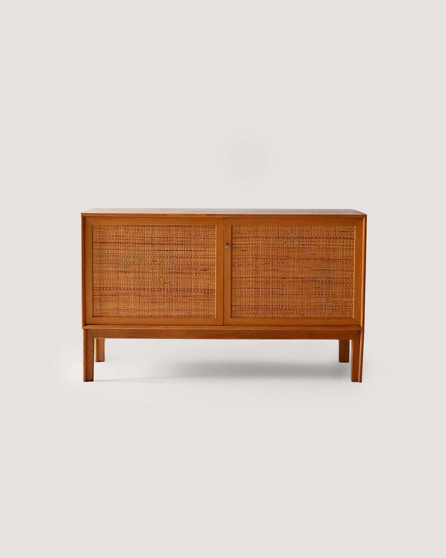 Cabinet scandinavo in rovere con ante in rattan