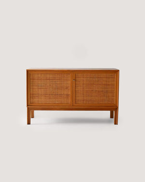Cabinet scandinavo in rovere con ante in rattan