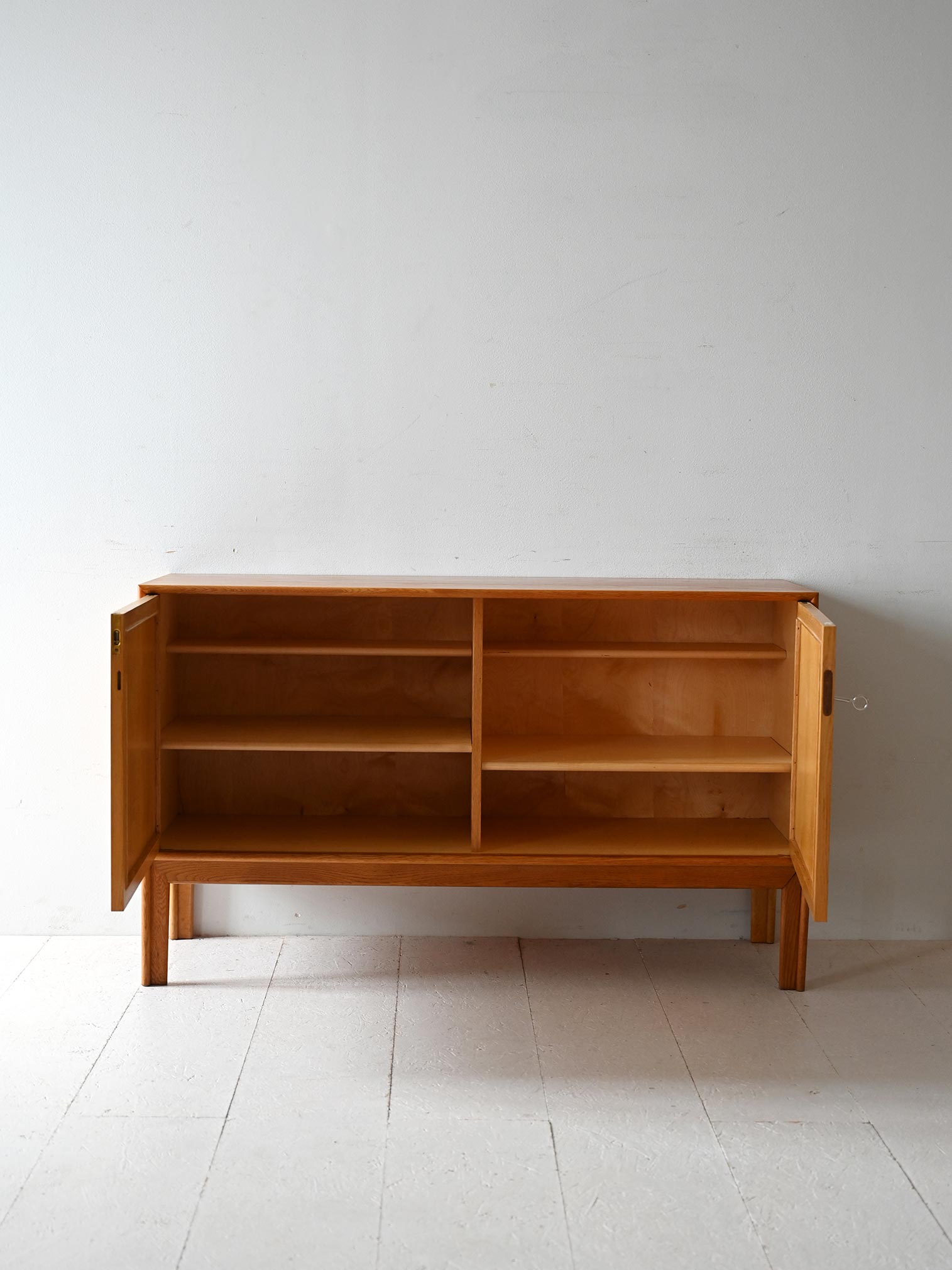 Cabinet scandinavo in rovere con ante in rattan 2