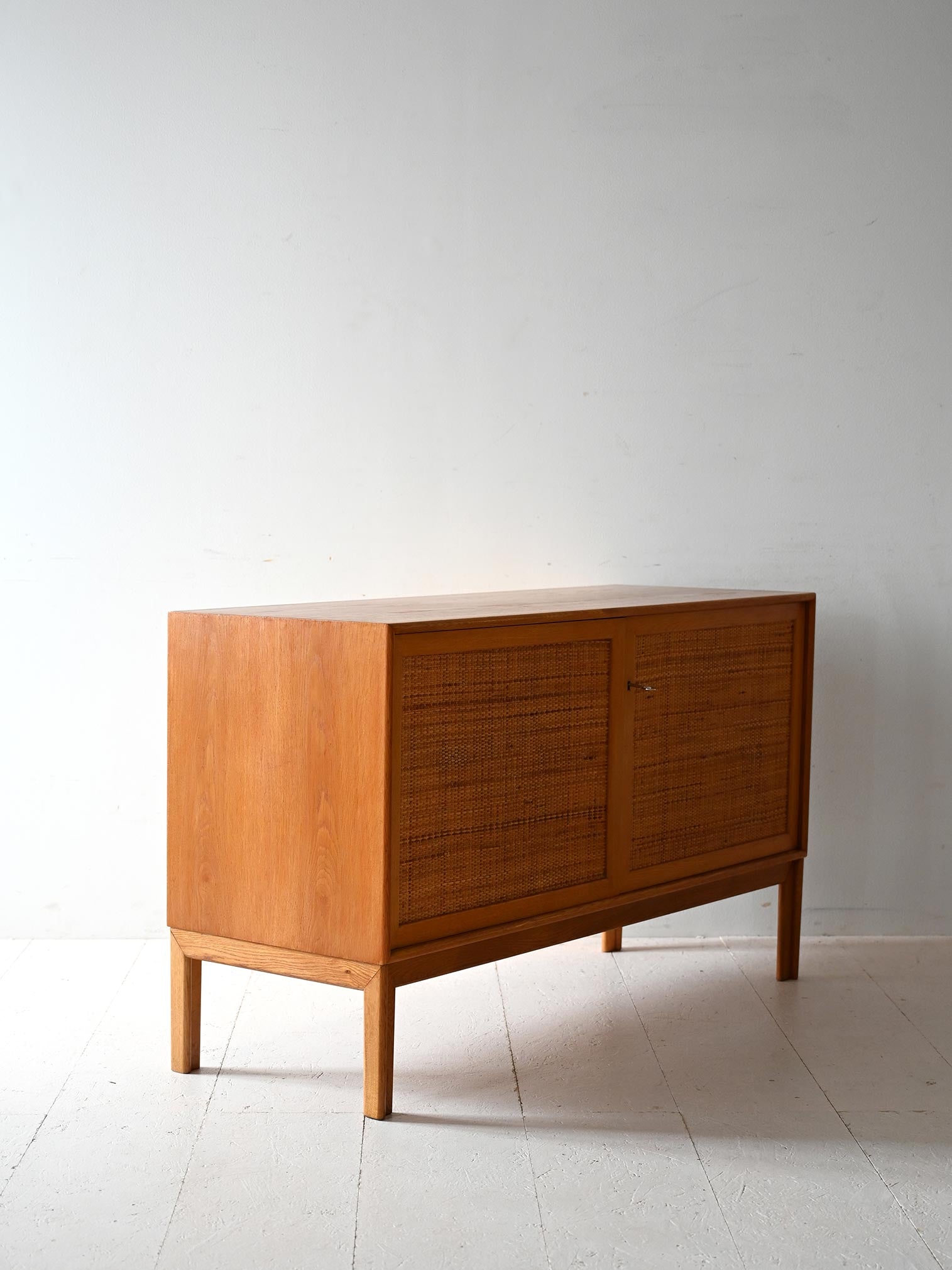 Cabinet scandinavo in rovere con ante in rattan 3