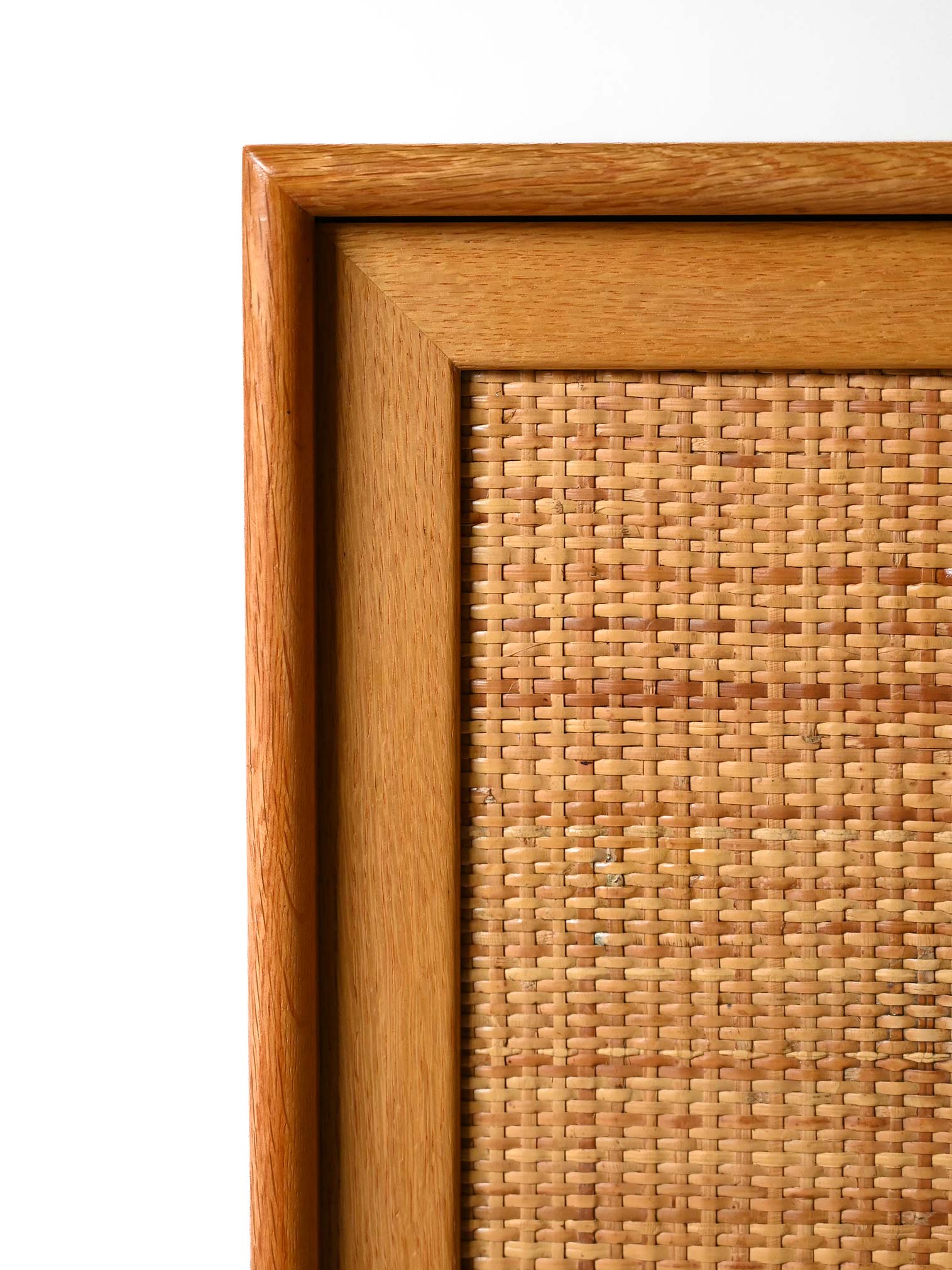 Cabinet scandinavo in rovere con ante in rattan 6