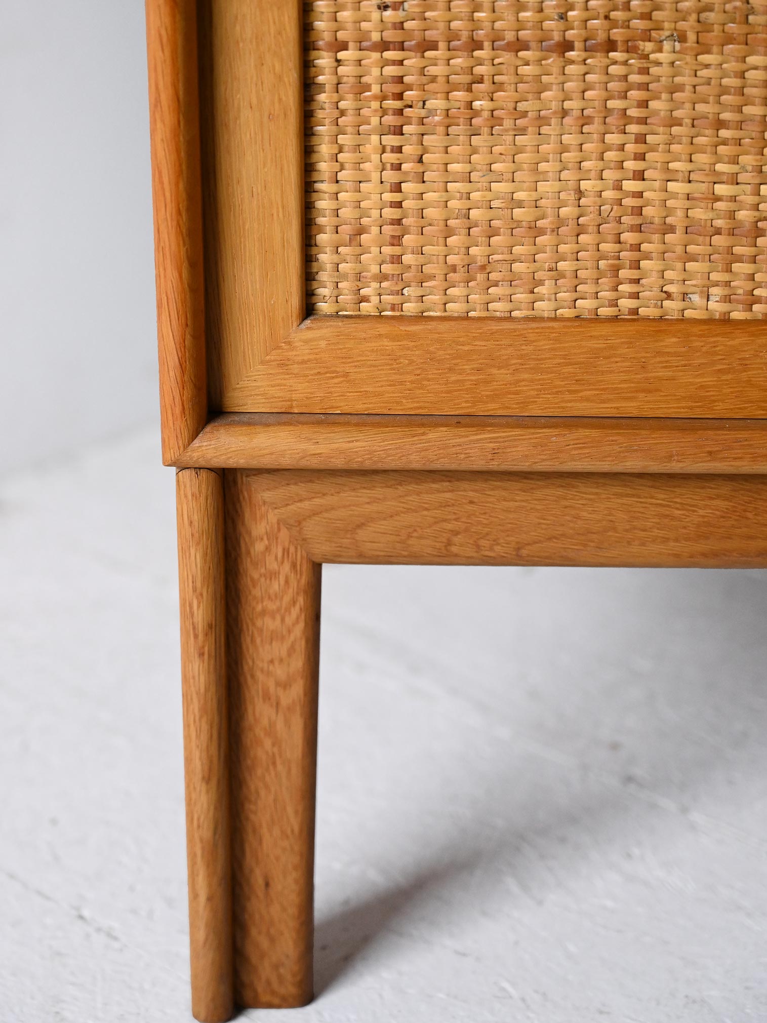 Cabinet scandinavo in rovere con ante in rattan 7