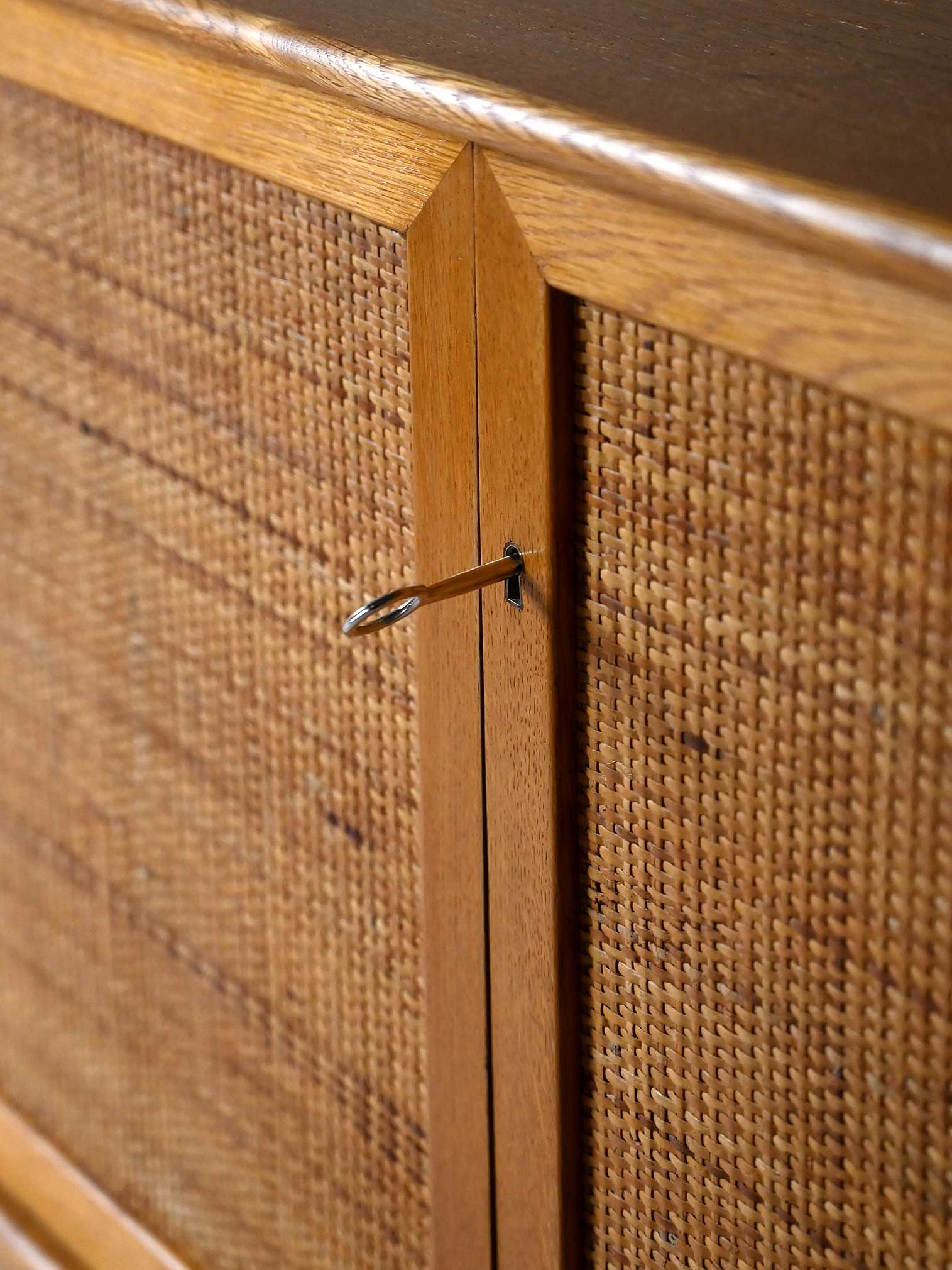Cabinet scandinavo in rovere con ante in rattan 8