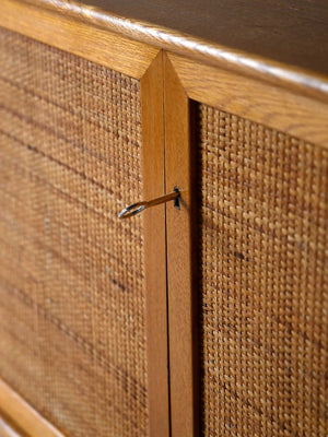 Cabinet scandinavo in rovere con ante in rattan 8