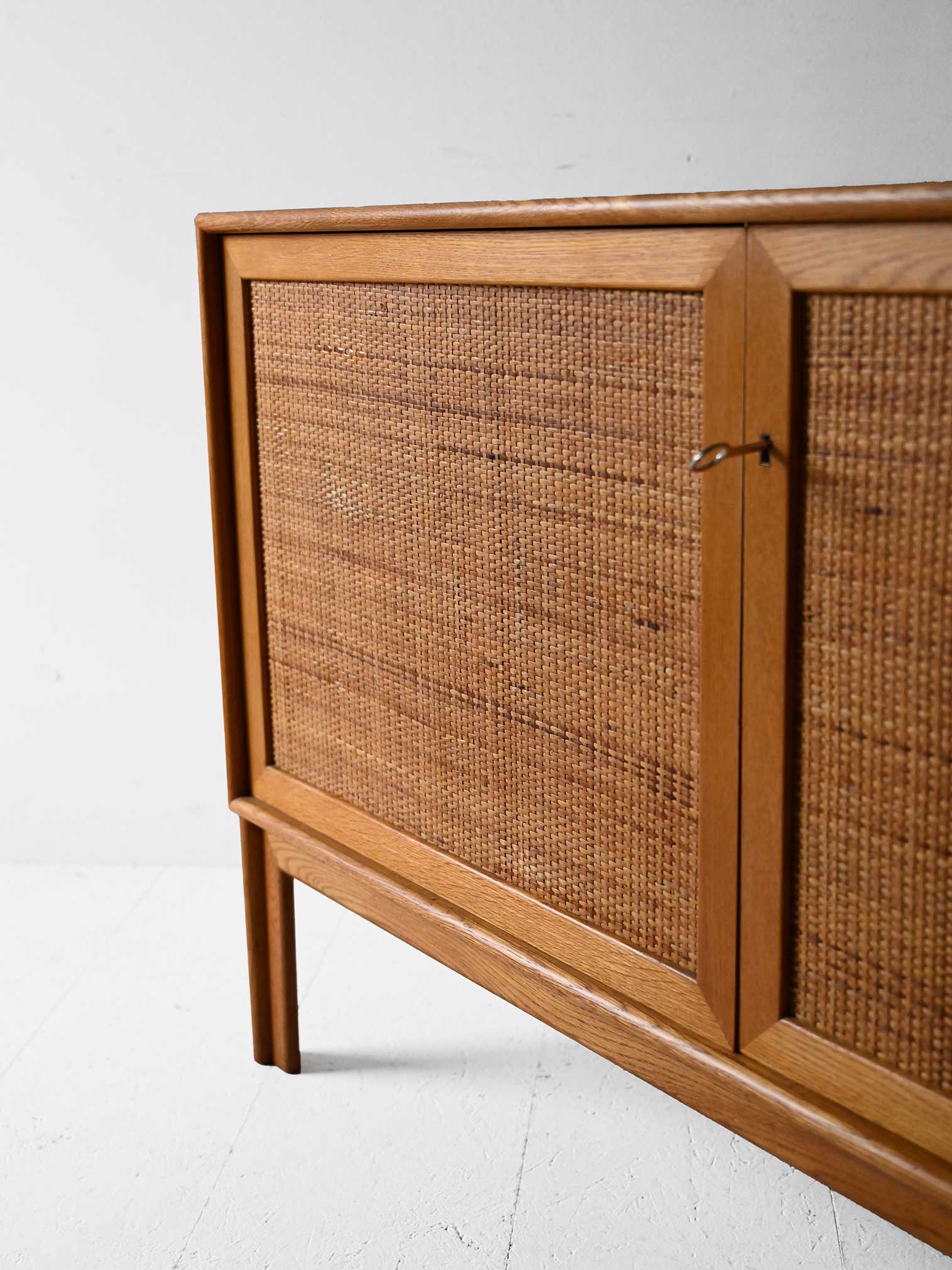 Cabinet scandinavo in rovere con ante in rattan 9