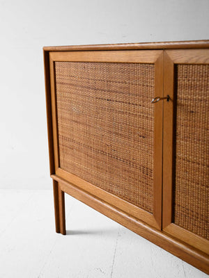 Cabinet scandinavo in rovere con ante in rattan 9