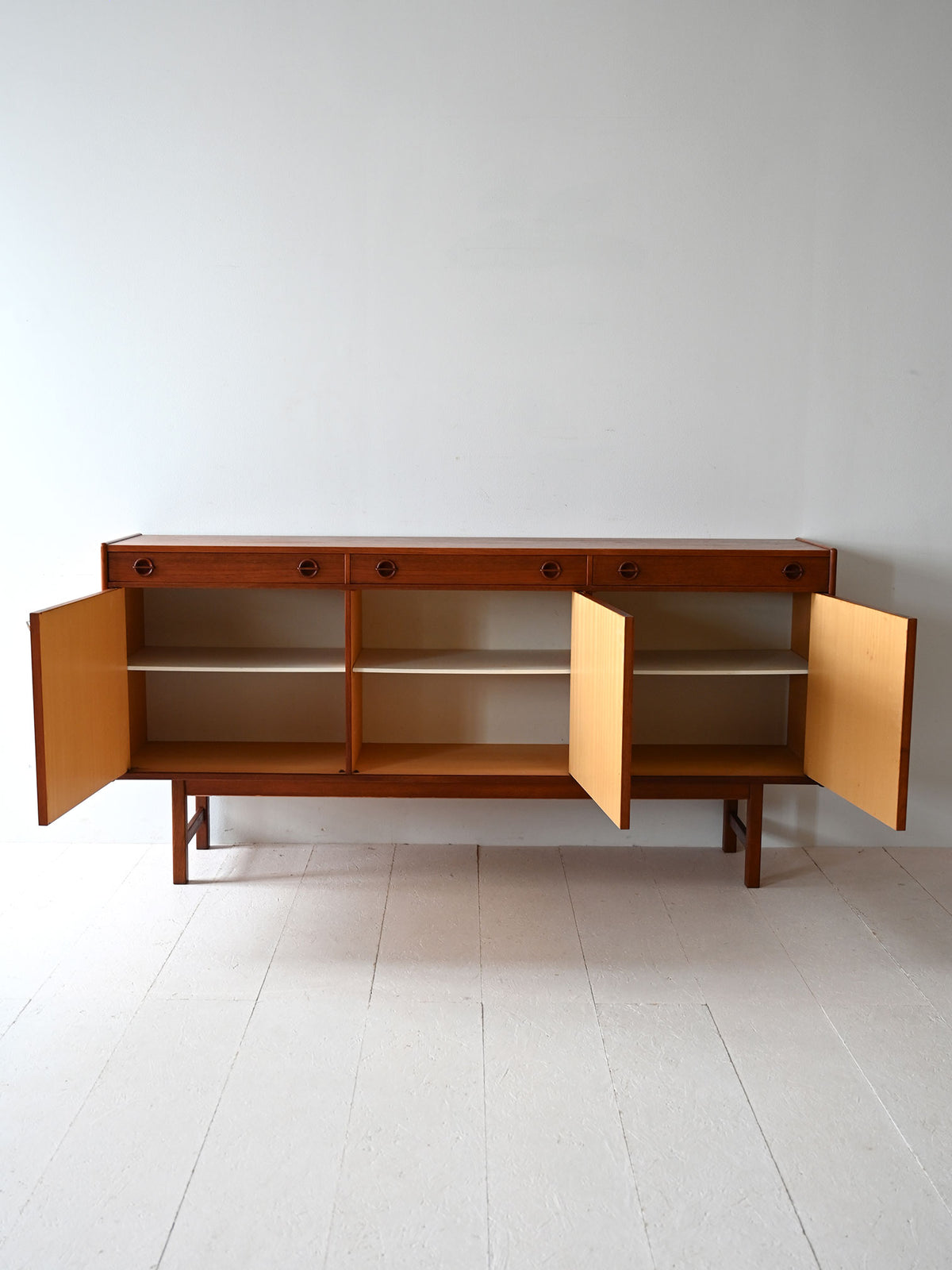 Sideboard scandinavo con ante a battente